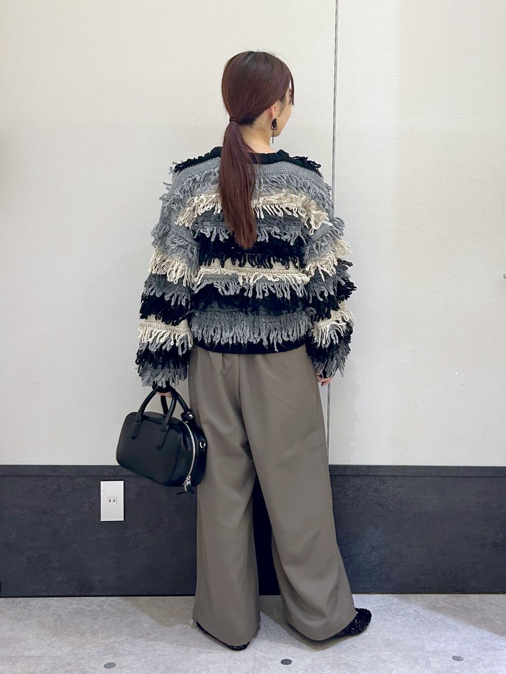 「LEPSIM、レプシィム(LEPSIM)、ワイドパンツ、ニット、ボストンバッグ、パンプス、パンツスタイル、淡色コーデ、秋っぽコーデ更新中、モノトーン、キレイめカジュアル、秋冬コーデ、お洒落さんとつながりたい、オトナ女子」｜「LEPSIMの3ゲージモンスターMIXプルオーバー　133289（ニット/セーター、ブラック系）」を使った、ogiさん（レディース・157cm）の秋コーディネートの3枚目の写真
