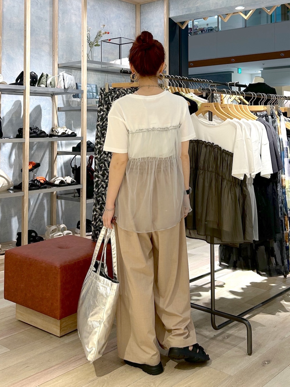 「レプシィム(LEPSIM)、LEPSIM、スラックスパンツ、スラックス、ワイドパンツ、パンツスタイル、レイヤードスタイル、デザイントップス、チュール、Tシャツ、グルカサンダル、オトナカジュアル、初夏コーデ、オトナカワイイ、リラックススタイル」｜「LEPSIMのテープベルトグルカサンダル　996289（サンダル、ブラック系）」を使った、ogiさん（レディース・157cm）の夏コーディネートの3枚目の写真