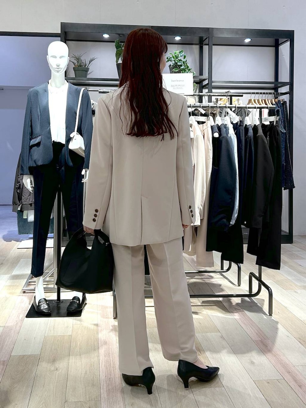 「カジュアル、着痩せ・細見え、楽ちんコーデ、体型カバー、ベーシック/シンプル、LEPSIM、シンプルコーデ、大人カジュアル、入学式・卒業式、きれいめ、ワイドパンツ、入学式、セレモニー、セットアップスタイル、ママコーデ」｜「LEPSIMの【入卒式／セレモニー】Wクロスストレッチワイドパンツ　207775（スーツパンツ、ベージュ系）」を使った、ogiさん（レディース・157cm）の冬コーディネートの3枚目の写真