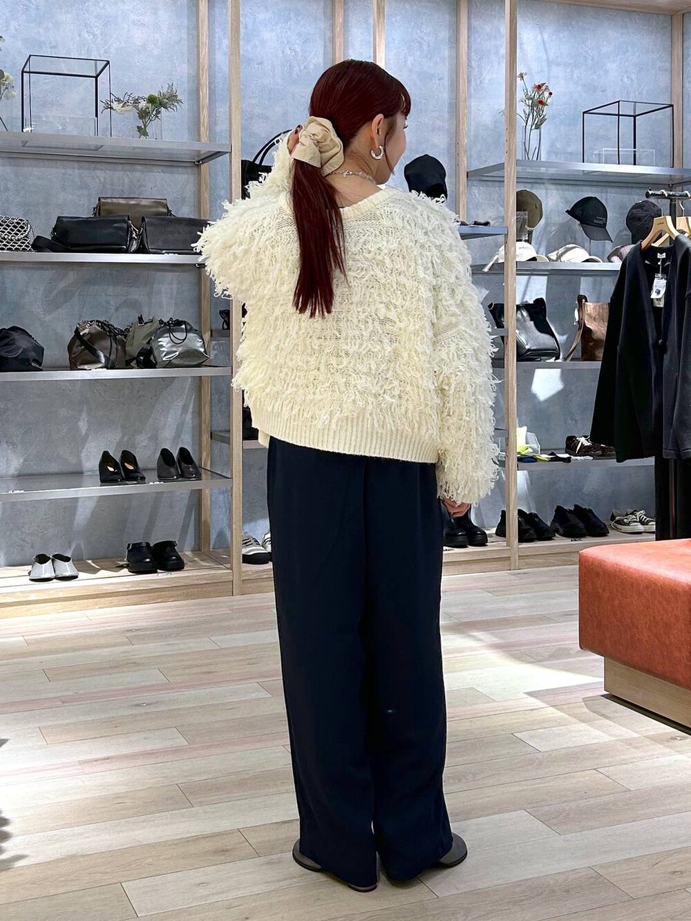 ブラック系のTシャツ/カットソー、ホワイト系のニット/セーター、その他のブーツを着用したレディースの秋コーディネートの4枚目の写真