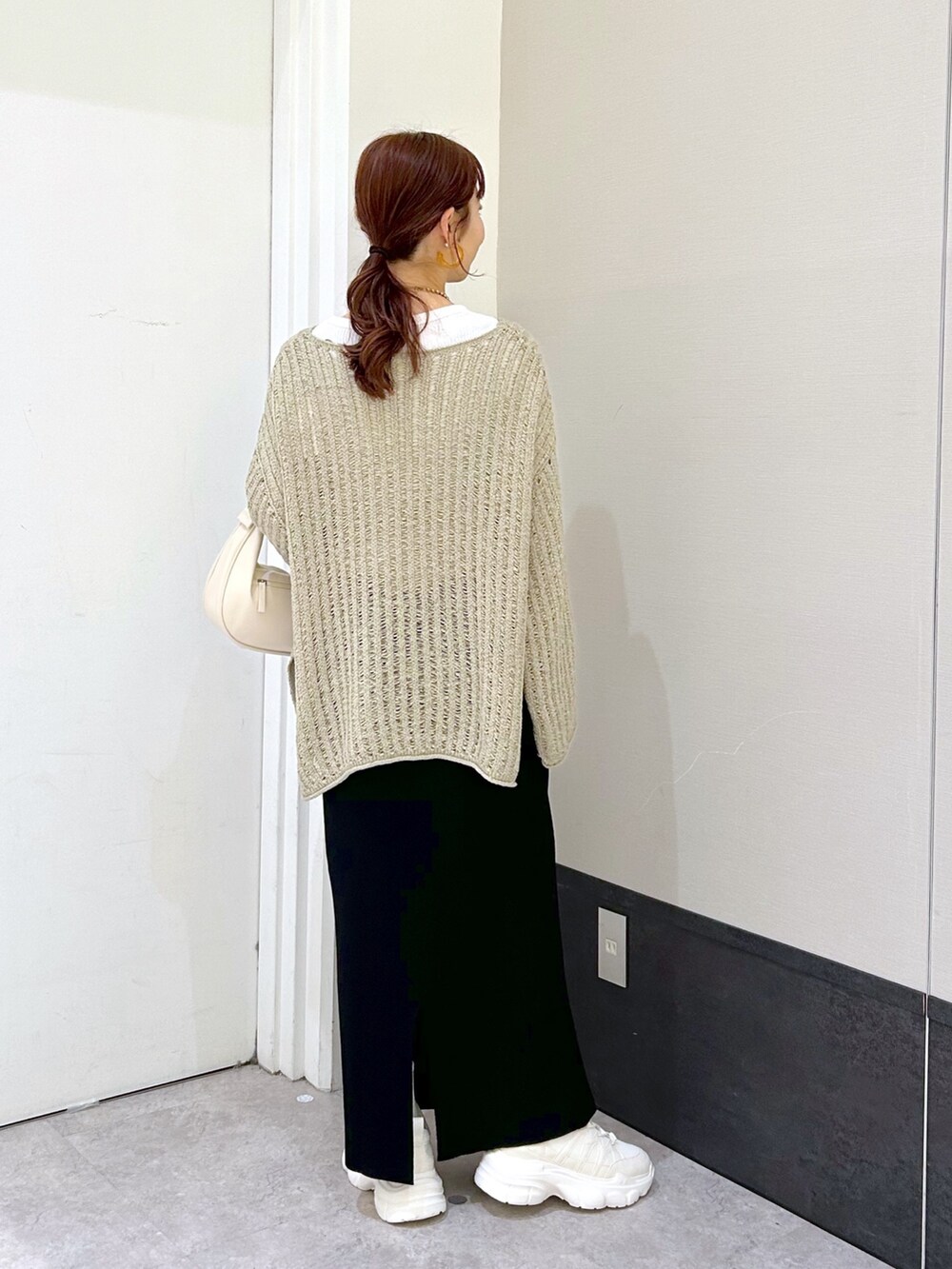 「レプシィム(LEPSIM)、LEPSIM、スカートスタイル、スカートコーデ、春ニット、ニット、春コーデ、春服みてみて、レイヤードスタイル、お出かけコーデ、オトナカジュアル、大人女子、シンプルコーデ、カジュアル、きれいめカジュアル」｜「LEPSIMの5ゲージテープヤーン長袖プルオーバー　995370（Tシャツ/カットソー、グリーン系）」を使った、ogiさん（レディース・157cm）の春コーディネートの4枚目の写真
