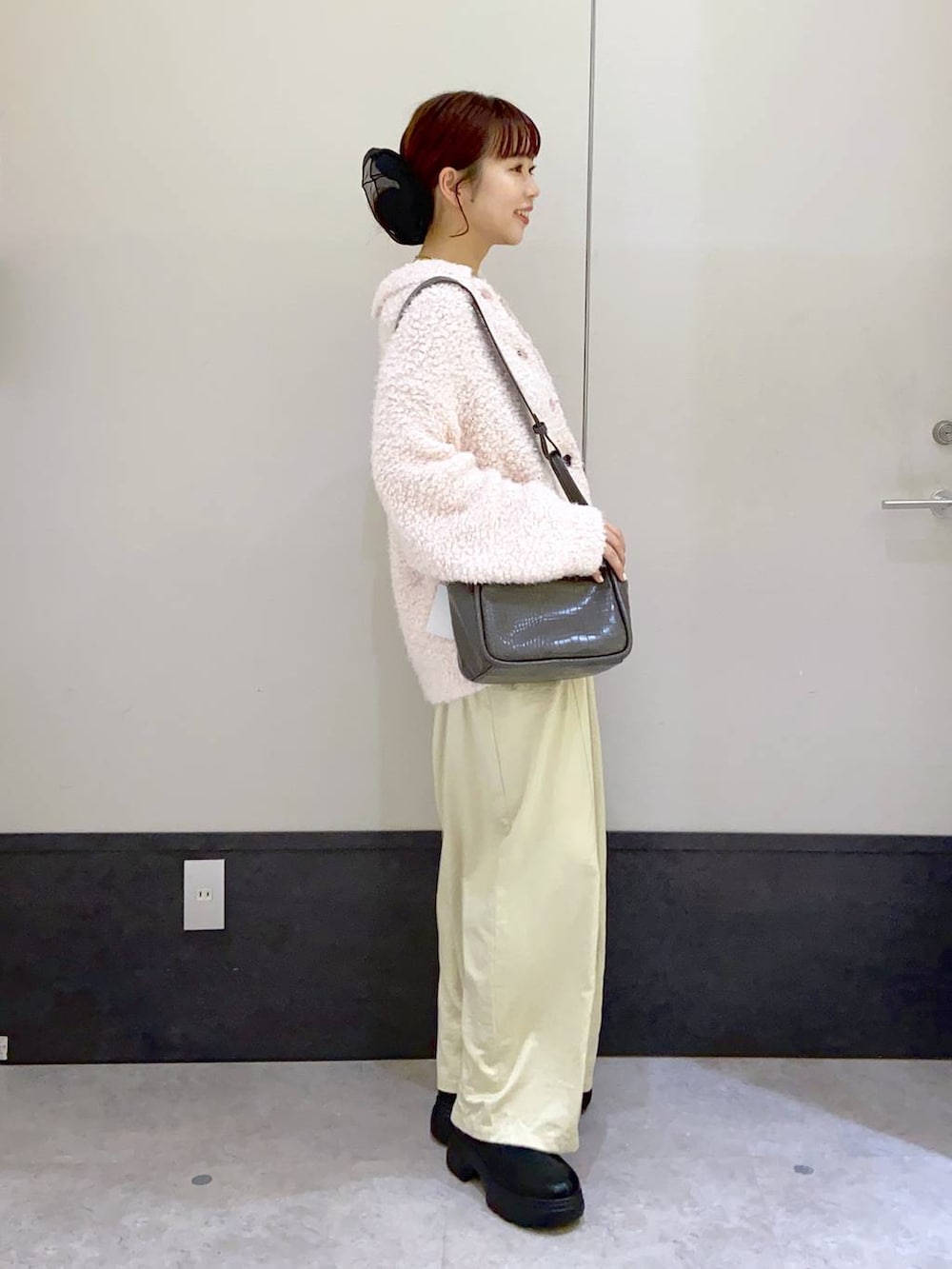 ブラック系のブーツ、グレー系のショルダーバッグ、ホワイト系のその他パンツを着用したレディースの秋コーディネートの2枚目の写真