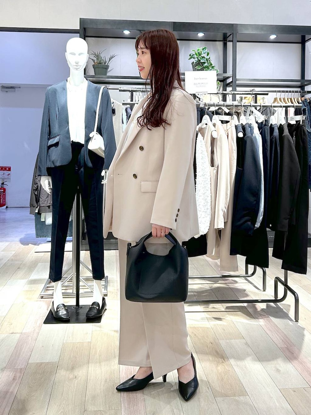 「カジュアル、着痩せ・細見え、楽ちんコーデ、体型カバー、ベーシック/シンプル、LEPSIM、シンプルコーデ、大人カジュアル、入学式・卒業式、きれいめ、ワイドパンツ、入学式、セレモニー、セットアップスタイル、ママコーデ」｜「LEPSIMの【入卒式／セレモニー】Wクロスストレッチワイドパンツ　207775（スーツパンツ、ベージュ系）」を使った、ogiさん（レディース・157cm）の冬コーディネートの2枚目の写真