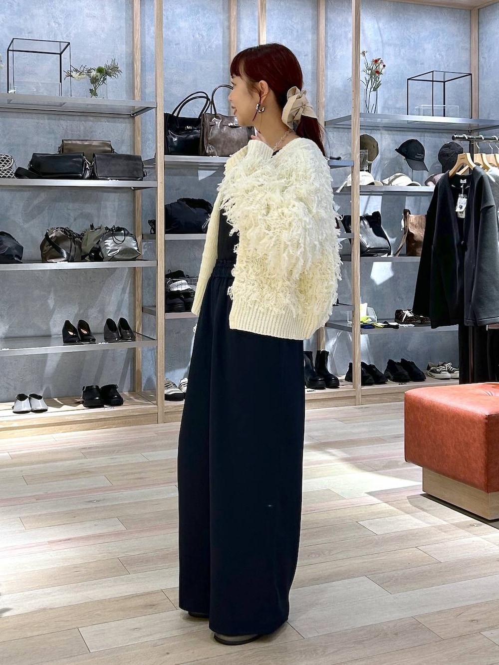 ブラック系のTシャツ/カットソー、ホワイト系のニット/セーター、その他のブーツを着用したレディースの秋コーディネートの3枚目の写真