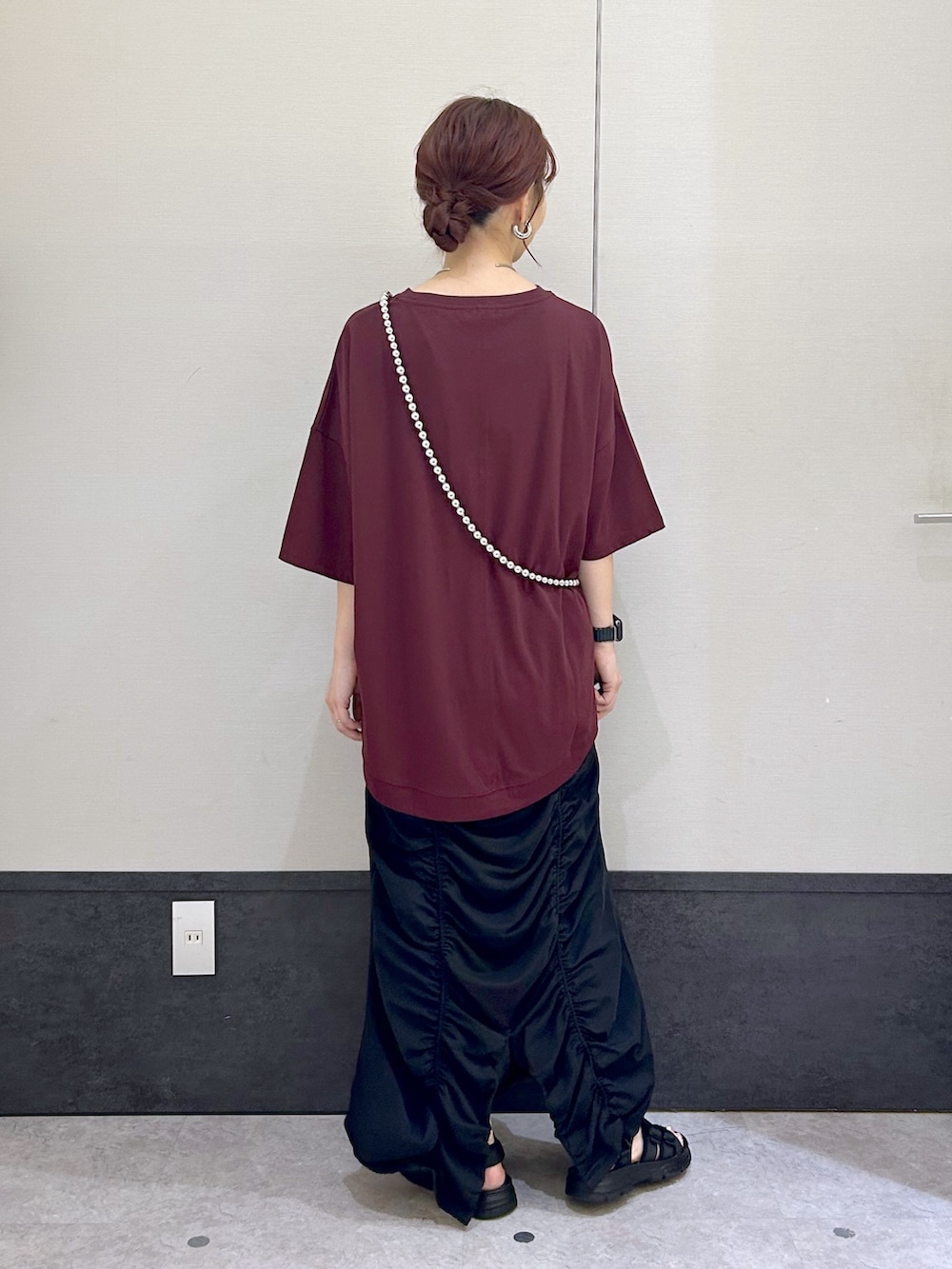 「Tシャツ、レプシィム(LEPSIM)、LEPSIM、スカート、スカートスタイル、ゆるコーデ、ゆったり、体型カバー、チュニック、グルカサンダル、シンプルスタイル、オトナ女子、お出かけスタイル、夏服コーデ」｜「LEPSIMの【3つの機能付き】裾ラウンドBIGチュニック　987482（Tシャツ/カットソー、レッド系）」を使った、ogiさん（レディース・157cm）の夏コーディネートの3枚目の写真