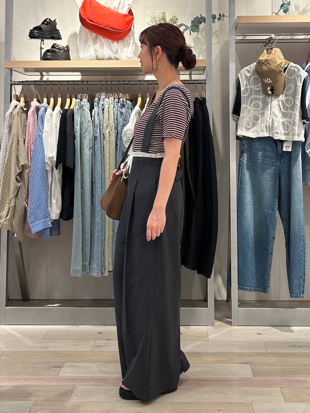 ブラック系のサンダル、ベージュ系のショルダーバッグ、ブラック系のTシャツ/カットソーを着用したレディースの夏コーディネートの2枚目の写真