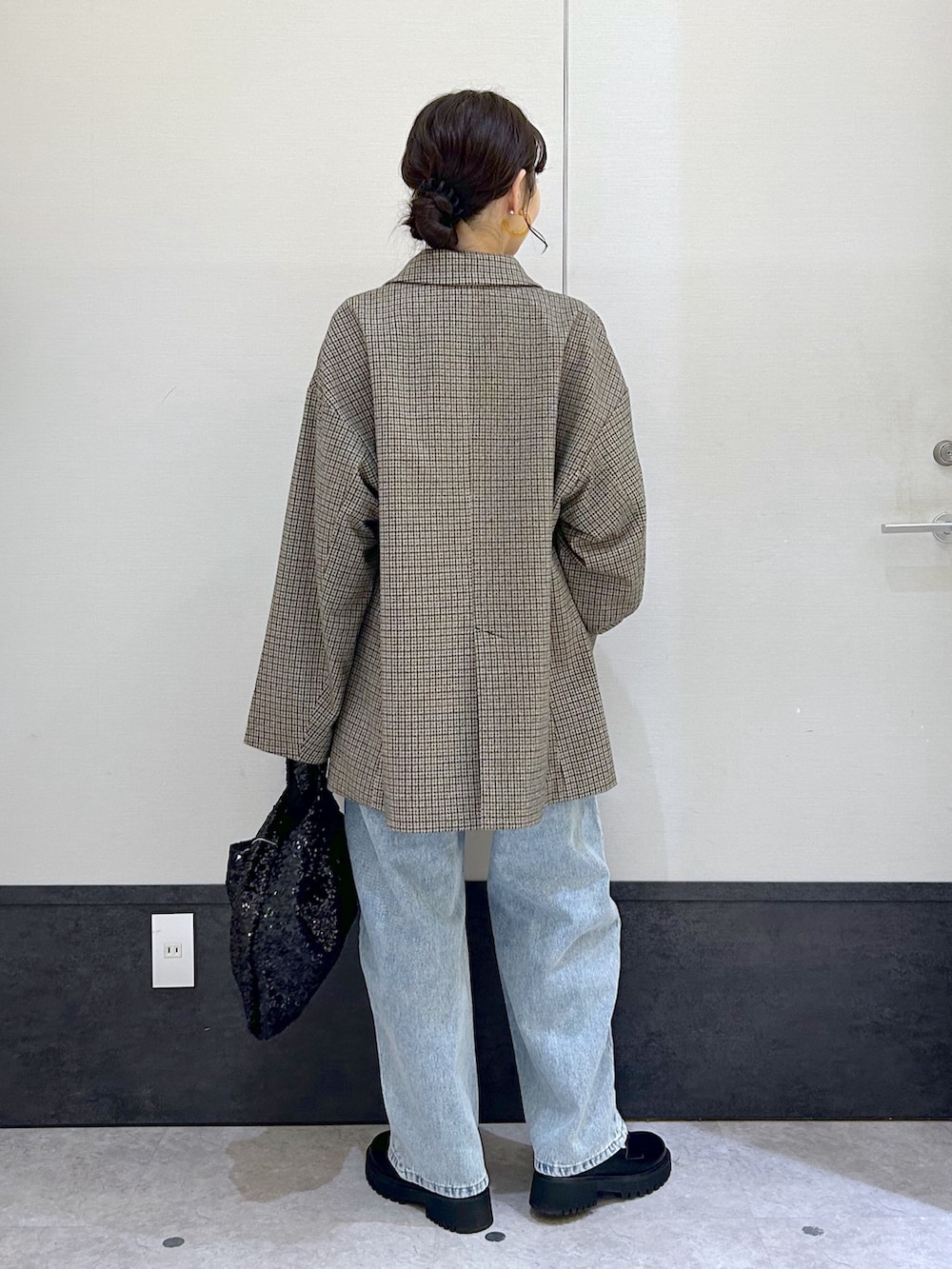 「LEPSIM、レプシィム(LEPSIM)、デニムパンツ、カーブパンツ、ジャケットスタイル、アウター、秋冬コーデ、チェック、オトナカジュアル、オーバーサイズ、ローファー、ゆるコーデ」｜「LEPSIMのカーブデニムパンツ　987515（デニムパンツ、ブルー系）」を使った、ogiさん（レディース・157cm）の秋コーディネートの3枚目の写真