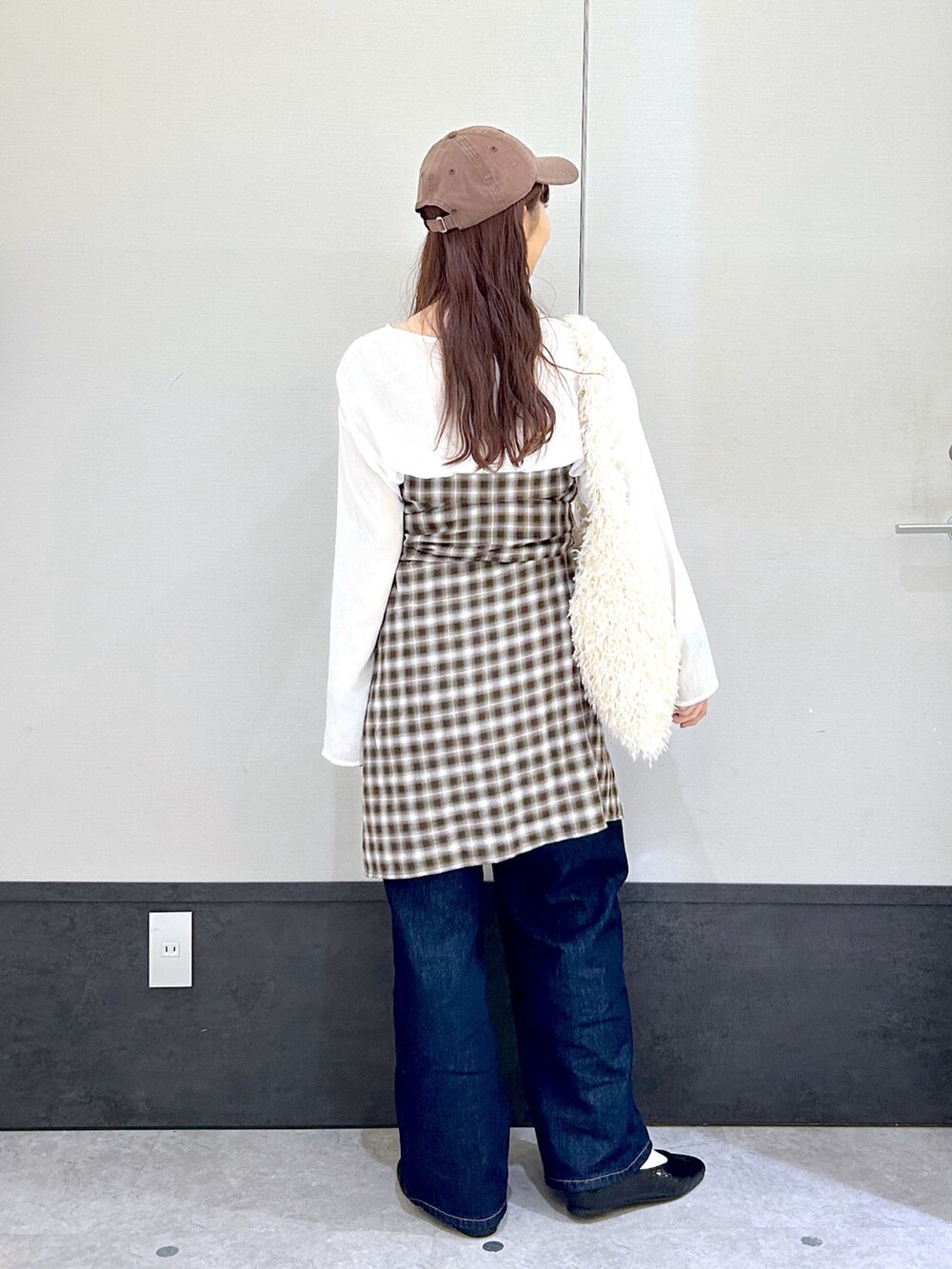 「LEPSIM、レプシィム(LEPSIM)、シャツスタイル、シャツ好き集まれ、ブラウン、秋服準備はじめました、キャップ、デニム、お出かけコーデ、ショルダーバッグ、チェック、ラクチンコーデ、大人かわいい、オトナ女子、初秋コーデ」｜「LEPSIMのフェイクフェザーフリンジショルダー　132585（ショルダーバッグ、ホワイト系）」を使った、ogiさん（レディース・157cm）の夏コーディネートの3枚目の写真