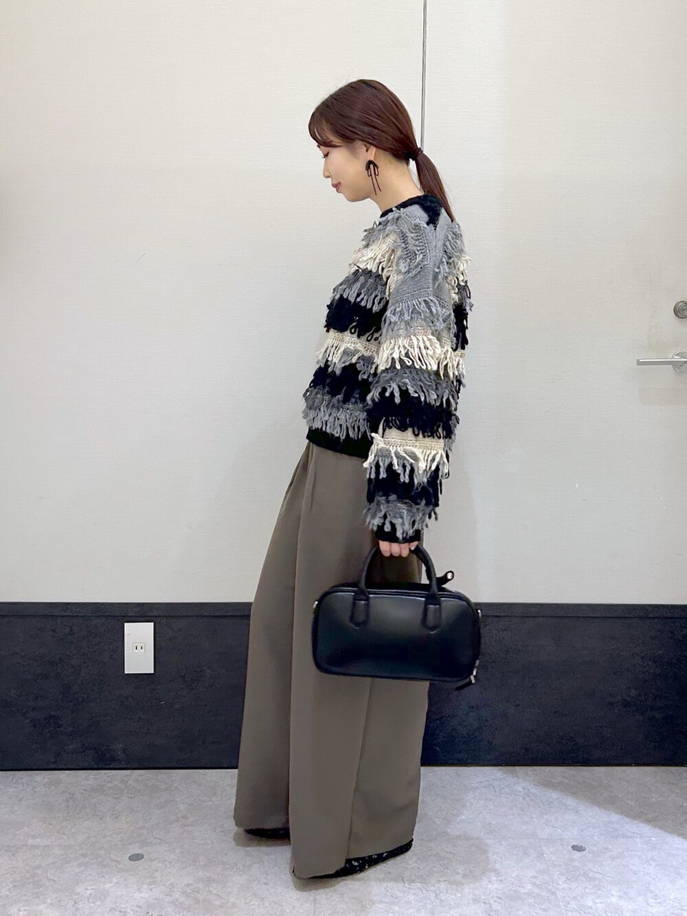 「LEPSIM、レプシィム(LEPSIM)、ワイドパンツ、ニット、ボストンバッグ、パンプス、パンツスタイル、淡色コーデ、秋っぽコーデ更新中、モノトーン、キレイめカジュアル、秋冬コーデ、お洒落さんとつながりたい、オトナ女子」｜「LEPSIMの3ゲージモンスターMIXプルオーバー　133289（ニット/セーター、ブラック系）」を使った、ogiさん（レディース・157cm）の秋コーディネートの2枚目の写真