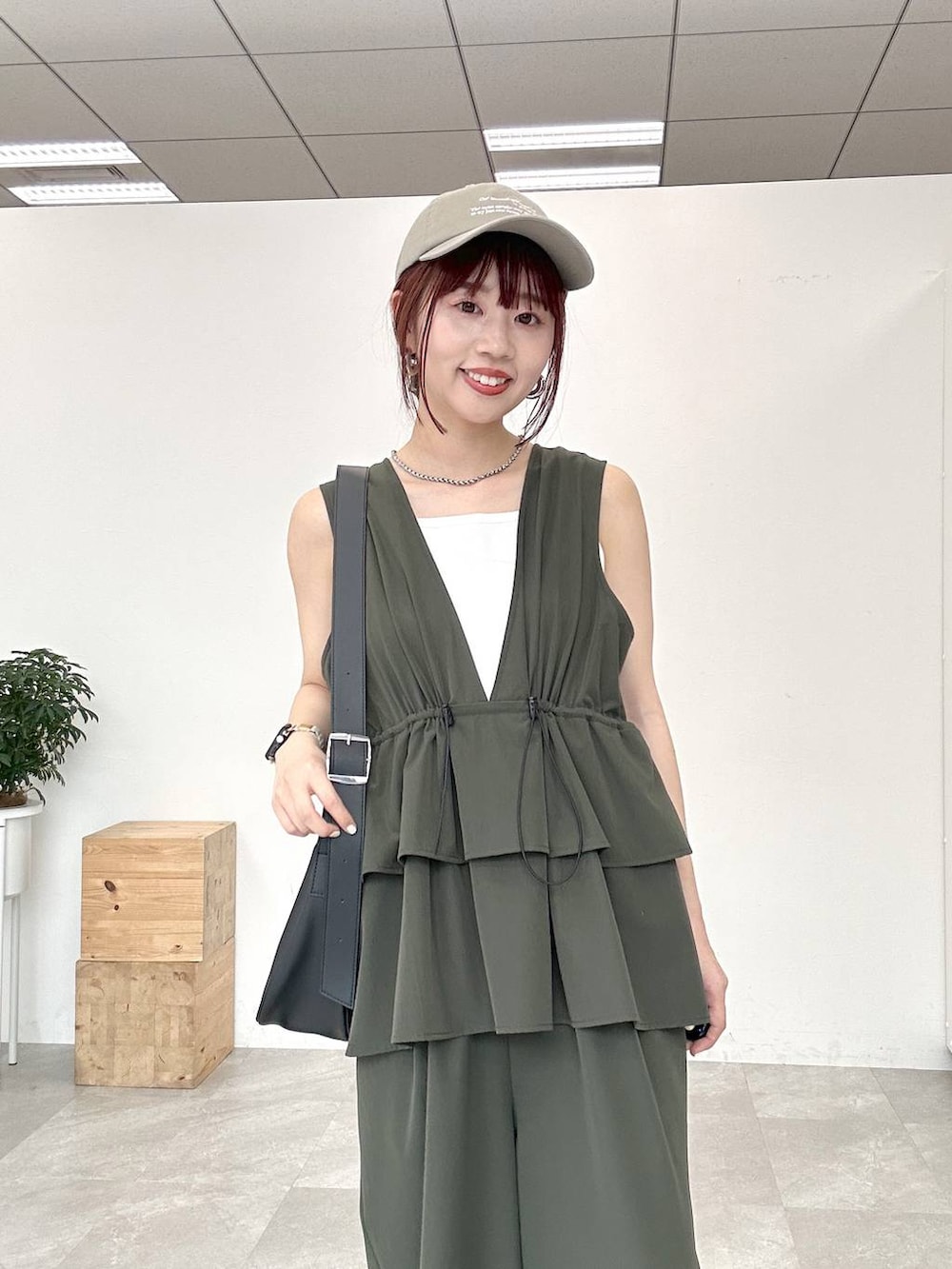 「カジュアル、差し色コーデ、着痩せ・細見え、楽ちんコーデ、春コーデ、夏コーデ、体型カバー、ベーシック/シンプル、LEPSIM、シンプルコーデ、大人カジュアル、春夏コーデ、30代_LEPSIM、サロペット、キャップ」｜「LEPSIMの多機能リブタンク　286166（タンクトップ、ホワイト系）」を使った、ogiさん（レディース・157cm）の夏コーディネートの3枚目の写真