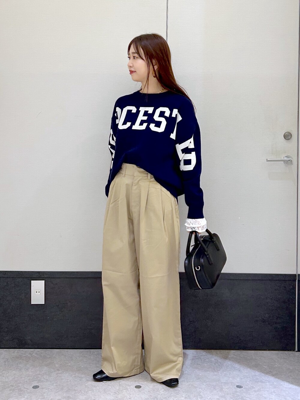 「レプシィム(LEPSIM)、LEPSIM、ロゴニット、ニット、パンツスタイル、チノパン、秋っぽコーデ更新中、ボストンバッグ、レイヤードスタイル、カジュアルコーデ、24AW秋の新作、大人カジュアル」｜「LEPSIMのサイドベルトパンツ　143370（その他パンツ、ベージュ系）」を使った、ogiさん（レディース・157cm）の秋コーディネートの2枚目の写真