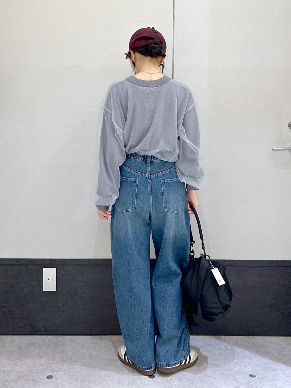 「LEPSIM、レプシィム(LEPSIM)、デニムパンツ、デニム、キャップ、ショルダーバッグ、チュール、ニット、カーブパンツ、秋っぽコーデ更新中、スニーカー女子、古着MIX、お出かけコーデ、オトナカジュアル、お洒落さんとつながりたい」｜「LEPSIMの12ゲージドッキングチュールプルオーバー　202406（ニット/セーター、グレー系）」を使った、ogiさん（レディース・157cm）の秋コーディネートの2枚目の写真