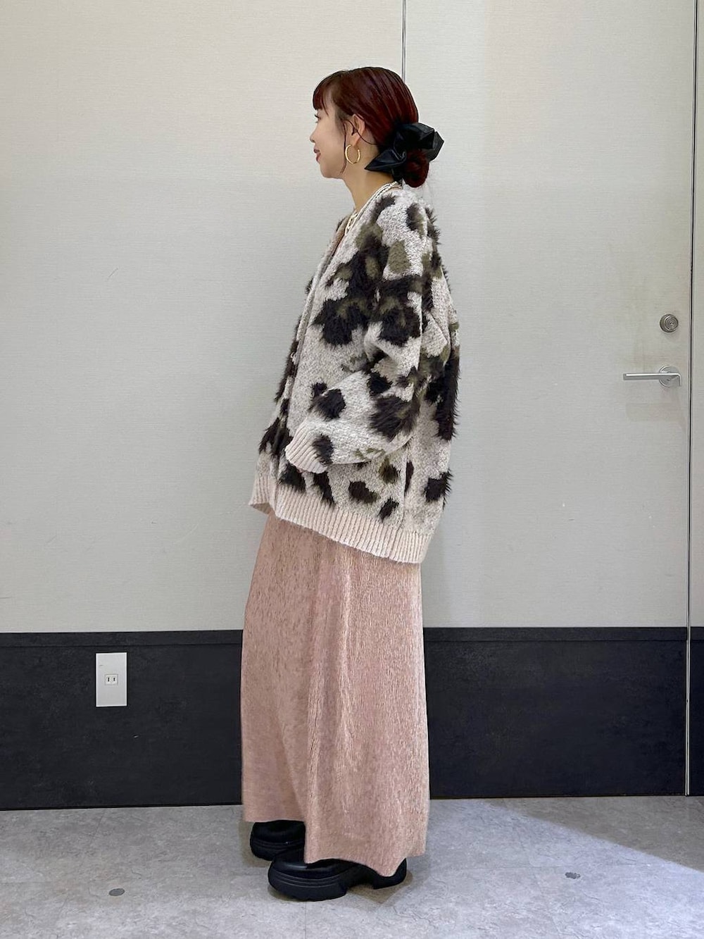 ブラック系のブーツ、ピンク系のスカート、ベージュ系のカーディガン/ボレロを着用したレディースの秋コーディネートの2枚目の写真