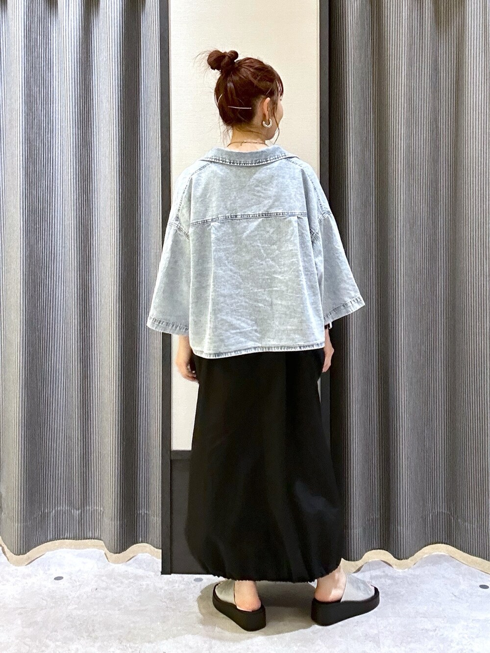 「LEPSIM、レプシィム(LEPSIM)、キャミワンピ、デニム、シャツスタイル、デニムコーデ、お出かけコーデ、春夏コーデ、シンプルコーデ、オトナカワイイ、夏コーデ、オトナカジュアル、大人女子、厚底サンダル、大人カジュアル」｜「LEPSIMのポケ付きキャミワンピース　111146（ワンピース、ブラック系）」を使った、ogiさん（レディース・157cm）の春コーディネートの2枚目の写真
