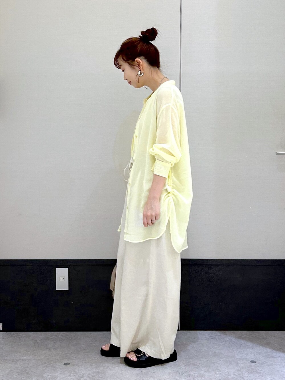 ホワイト系のその他パンツ、イエロー系のシャツ/ブラウス、ブラック系のサンダルを着用したレディースの春コーディネートの3枚目の写真