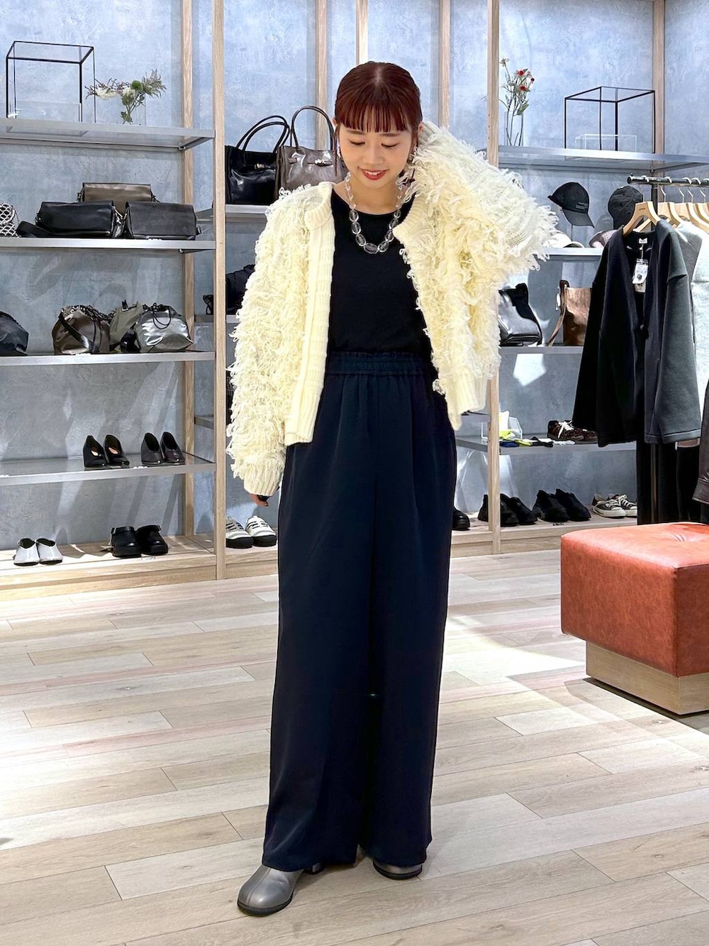 ブラック系のTシャツ/カットソー、ホワイト系のニット/セーター、その他のブーツを着用したレディースの秋コーディネートの2枚目の写真