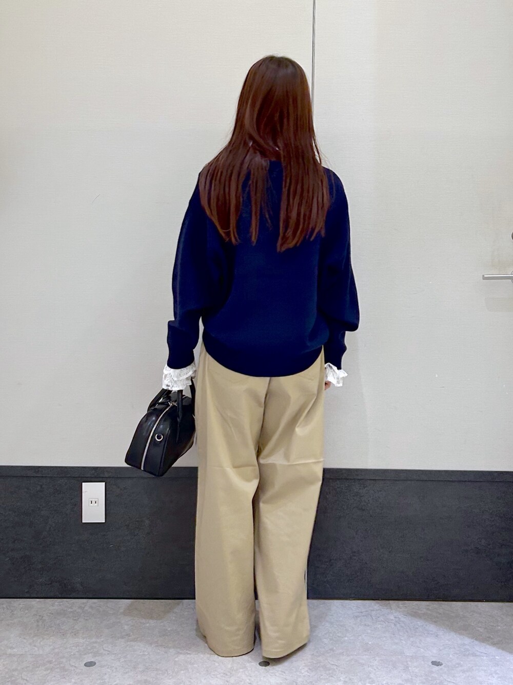 「レプシィム(LEPSIM)、LEPSIM、ロゴニット、ニット、パンツスタイル、チノパン、秋っぽコーデ更新中、ボストンバッグ、レイヤードスタイル、カジュアルコーデ、24AW秋の新作、大人カジュアル」｜「LEPSIMのサイドベルトパンツ　143370（その他パンツ、ベージュ系）」を使った、ogiさん（レディース・157cm）の秋コーディネートの3枚目の写真