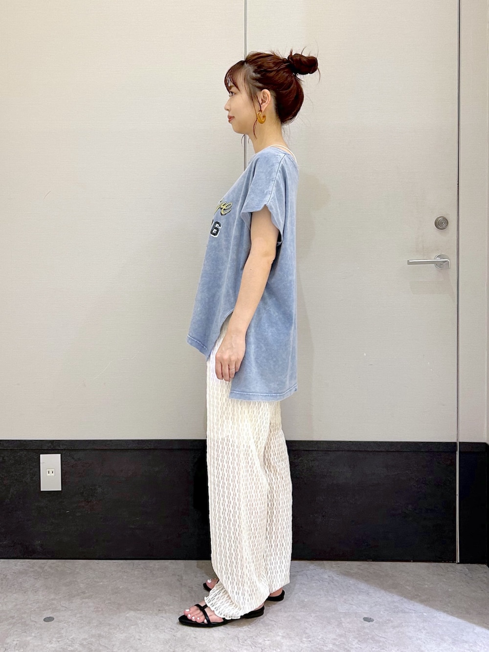 「LEPSIM、レプシィム(LEPSIM)、マタニティ、ママコーデ、ニット、ニットパンツ、ゆったり、ゆるコーデ、Tシャツ、ノースリーブ、ショルダーバッグ、楽チンコーデ、サンダル、シンプルスタイル、お出かけスタイル」｜「LEPSIMの【産前・産後対応】マタニティ／加工ロゴノースリーブ　136009（マタニティウェア/グッズ、ブルー系）」を使った、ogiさん（レディース・157cm）の夏コーディネートの2枚目の写真