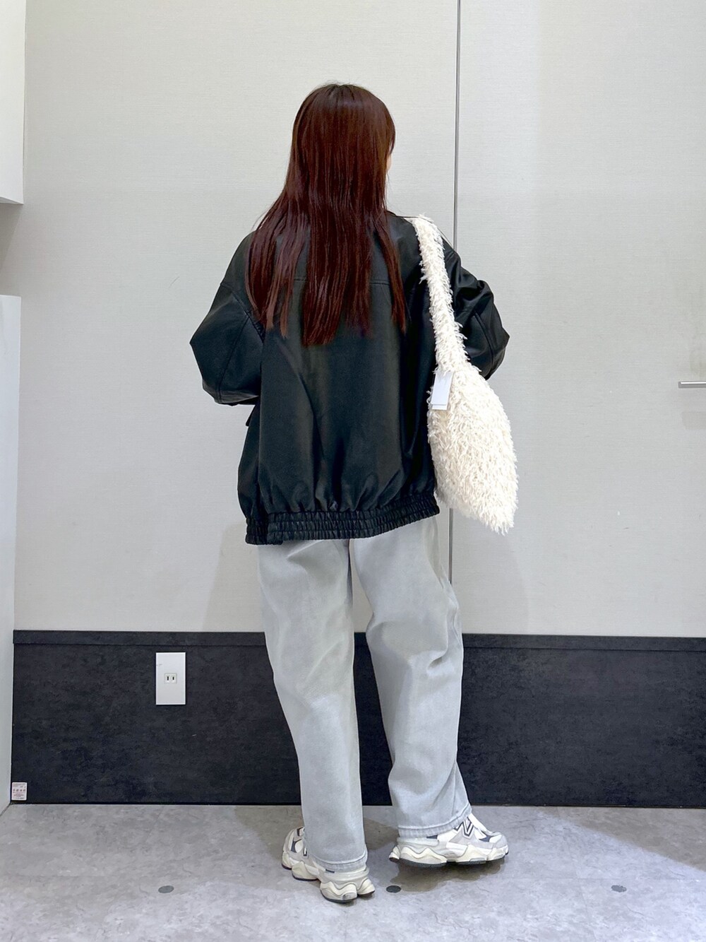 「レプシィム(LEPSIM)、LEPSIM、レザージャケット、ブルゾン、秋冬コーデ、デニム、カーブパンツ、秋っぽコーデ更新中、休日スタイル、スポーツミックス、秋コーデ、カジュアルコーデ、スニーカー、トートバッグ」｜「LEPSIMのカーブデニムパンツ　987515（デニムパンツ、グレー系）」を使った、ogiさん（レディース・157cm）の秋コーディネートの3枚目の写真