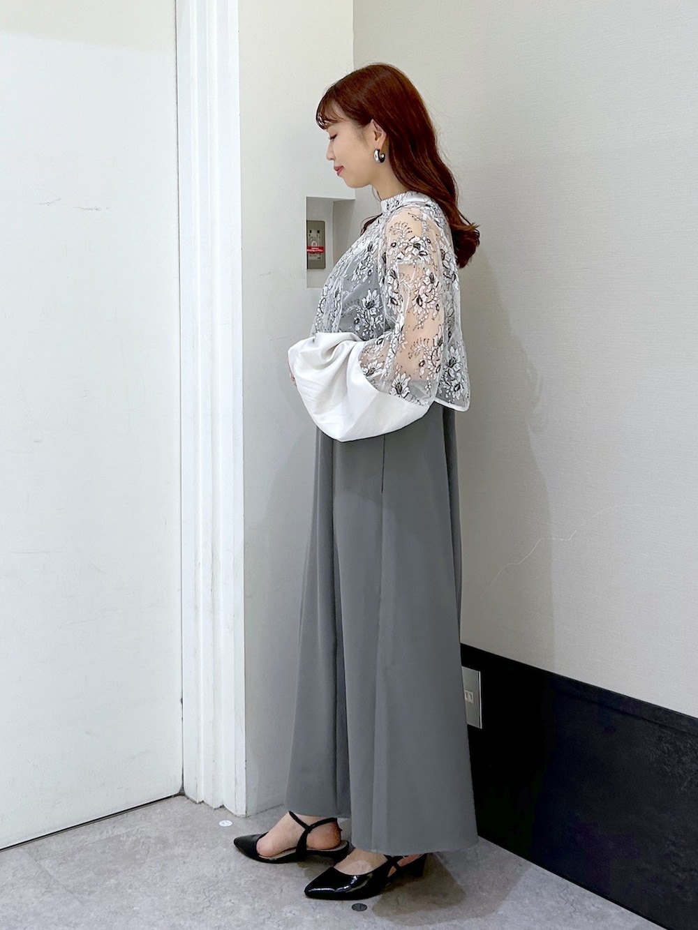 「レプシィム(LEPSIM)、LEPSIM、オケージョン、結婚式二次会スタイル、結婚式、結婚式 ワンピース、お呼ばれスタイル、お呼ばれ、フェミニン、ワンピース、ワンピーススタイル、ドレス、きれいめカジュアル、大人かわいい、オトナ女子」｜「LEPSIMの【結婚式／オケージョン】レースブラウス＊キャミ2SETワンピース　113205（ドレス、グレー系）」を使った、ogiさん（レディース・157cm）の春コーディネートの2枚目の写真