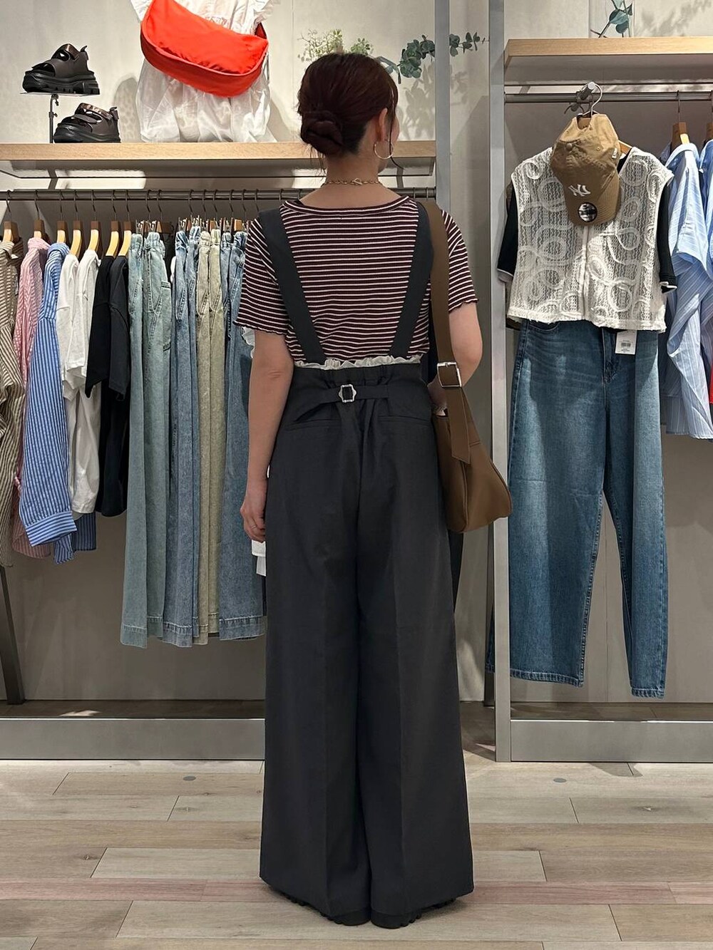 ブラック系のサンダル、ベージュ系のショルダーバッグ、ブラック系のTシャツ/カットソーを着用したレディースの夏コーディネートの3枚目の写真