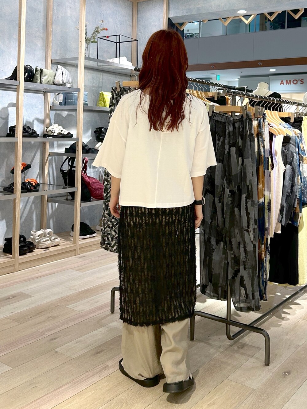 「レプシィム(LEPSIM)、LEPSIM、巻きスカート、ラップスカート、スカートスタイル、スラックス、ワイドパンツ、レイヤードスタイル、ショート丈トップス、Tシャツ、モノトーン、夏コーデ、オトナカジュアル、ラクチンコーデ、オトナカワイイ」｜「LEPSIMのフェザーラップスカート　127625（スカート、ブラック系）」を使った、ogiさん（レディース・157cm）の夏コーディネートの3枚目の写真