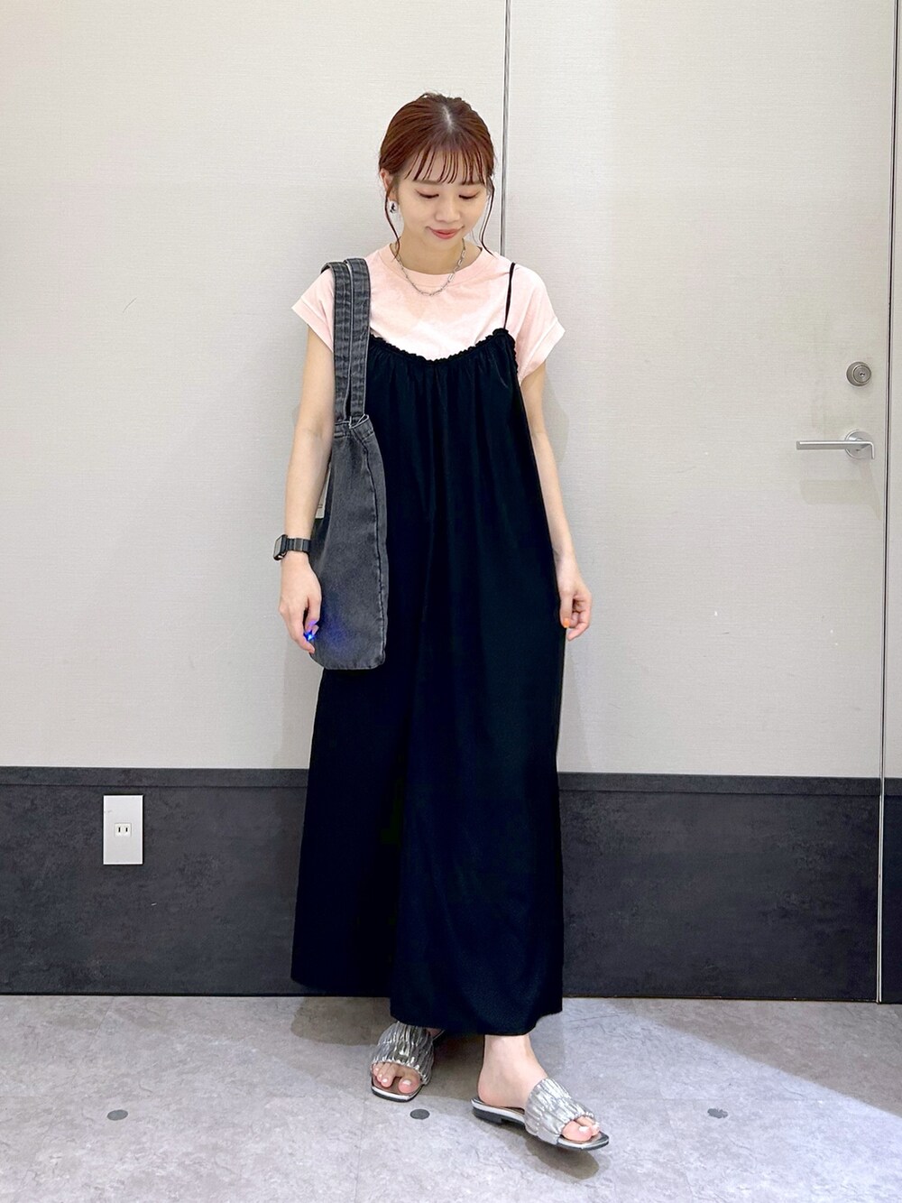 「LEPSIM、レプシィム(LEPSIM)、キャミワンピ、ワンピース、サンダル、ノースリーブ、夏コーデ、お出かけコーデ、シンプル、カジュアルコーデ、ラクチンコーデ、大人コーデ、オトナカワイイ、オトナカジュアル、初夏コーデ」｜「LEPSIMのボリュームキャミワンピース　132565（ワンピース、ブラック系）」を使った、ogiさん（レディース・157cm）の夏コーディネートの2枚目の写真