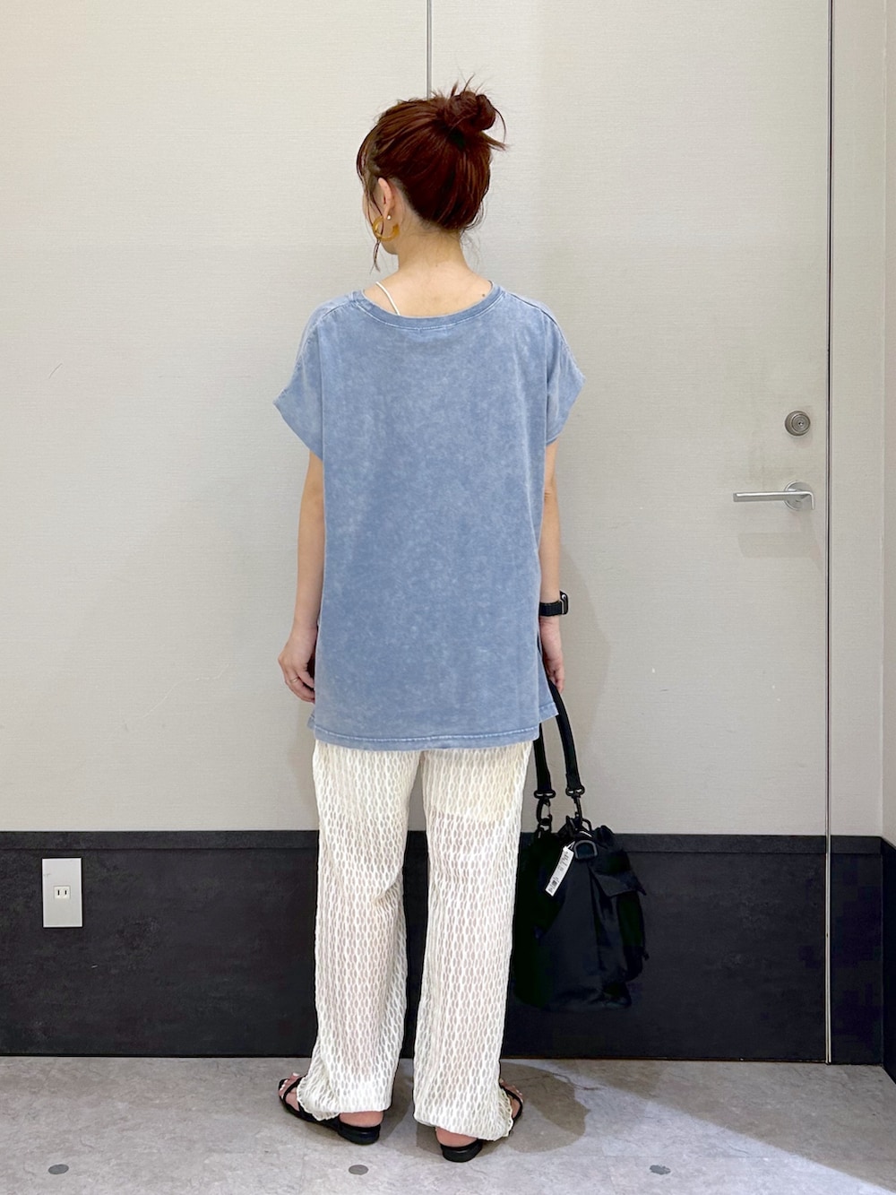「LEPSIM、レプシィム(LEPSIM)、マタニティ、ママコーデ、ニット、ニットパンツ、ゆったり、ゆるコーデ、Tシャツ、ノースリーブ、ショルダーバッグ、楽チンコーデ、サンダル、シンプルスタイル、お出かけスタイル」｜「LEPSIMの【産前・産後対応】マタニティ／加工ロゴノースリーブ　136009（マタニティウェア/グッズ、ブルー系）」を使った、ogiさん（レディース・157cm）の夏コーディネートの3枚目の写真