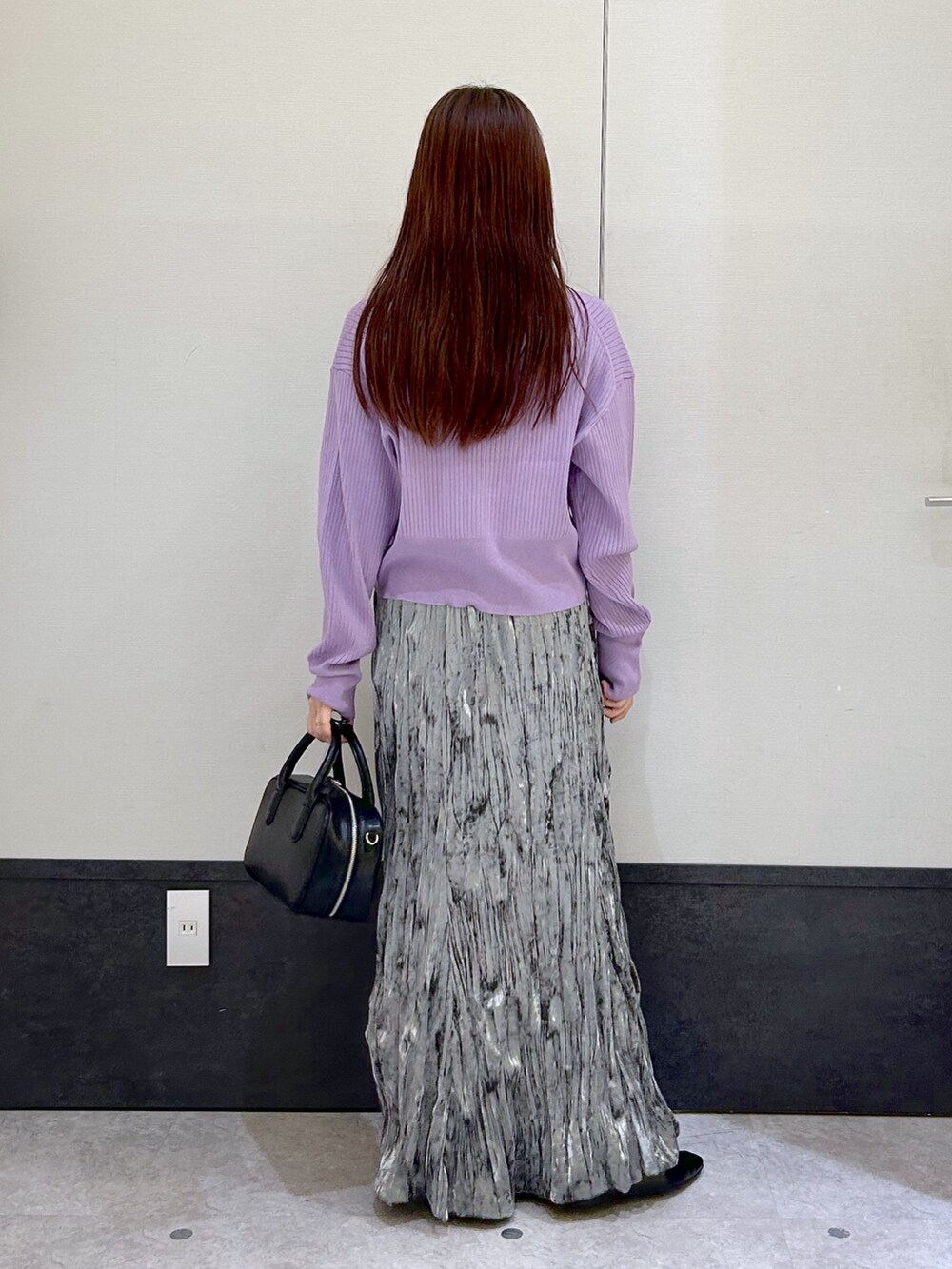 「レプシィム(LEPSIM)、LOWRYS FARM、カーディガン、ZIPニット、ベロアスカート、ベロア、ボストンバッグ、秋っぽコーデ更新中、きれいめカジュアル、休日スタイル、ロングスカート、秋コーデ、カジュアルコーデ」｜「LEPSIMの12ゲージリブZIPカーディガン　133278（カーディガン/ボレロ、パープル系）」を使った、ogiさん（レディース・157cm）の秋コーディネートの3枚目の写真