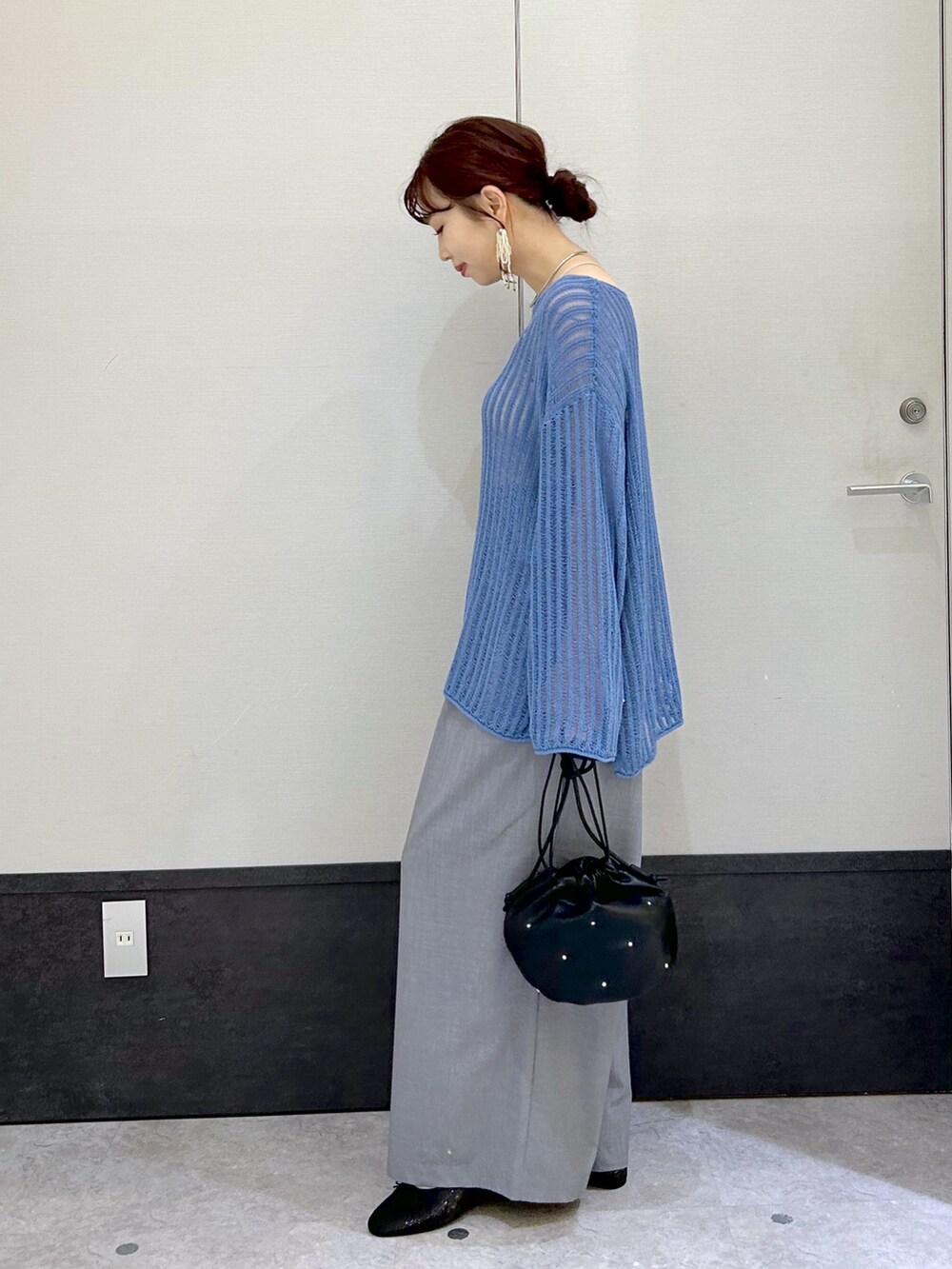 「レプシィム(LEPSIM)、LEPSIM、スラックス、ワイドパンツ、お出かけコーデ、ニット、秋服準備はじめました、オトナカジュアル、シンプル、ラクチンコーデ、おしゃれさんと繋がりたい、ゆるコーデ、きれいめカジュアル、ブルー」｜「LEPSIMの7ゲージテープヤーンプルオーバー　129819（ニット/セーター、ブルー系）」を使った、ogiさん（レディース・157cm）の夏コーディネートの2枚目の写真