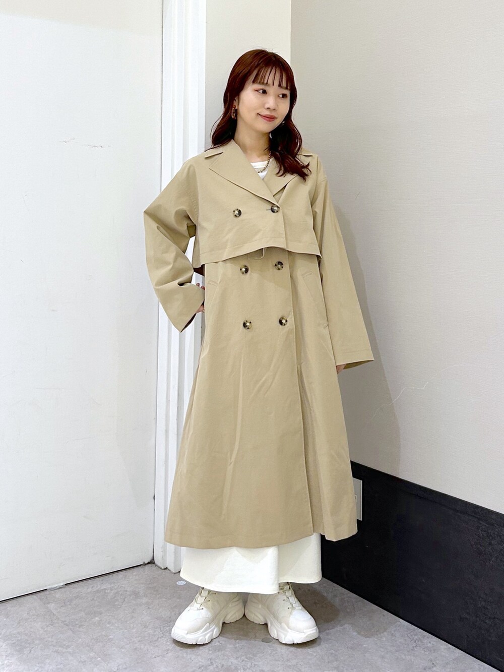 「レプシィム(LEPSIM)、LEPSIM、トレンチコート、春アウター、ロングコート、春コーデ、春服みてみて、スカートスタイル、スカート、フェミニン、カジュアルコーデ、カジュアルガーリー、甘めカジュアル、スニーカーコーデ、おでかけコーデ」｜「LEPSIMのマルチWAYトレンチコート　987534（トレンチコート、ベージュ系）」を使った、ogiさん（レディース・157cm）の春コーディネートの2枚目の写真
