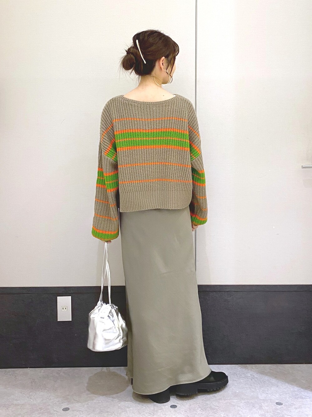 「ファッションを楽しもう、冬コーデ、ニット、柄ニット、マルチボーダー、レプシィム(LEPSIM)、LEPSIM、サテンスカート、スカートコーデ、ブーツ、巾着バッグ、シルバー、ミリタリーコーデ、大人カジュアル、カジュアルコーデ」｜「LEPSIMのゼロかるストレッチ厚底ブーツ　966592（ブーツ、ブラック系）」を使った、ogiさん（レディース・157cm）の秋コーディネートの3枚目の写真