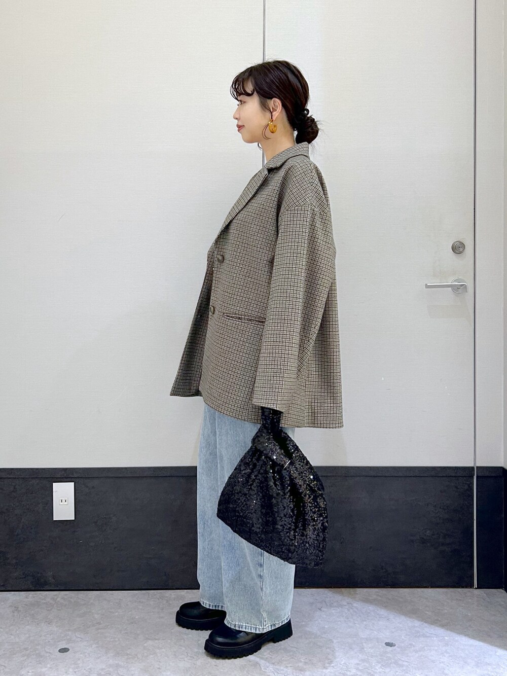 「LEPSIM、レプシィム(LEPSIM)、デニムパンツ、カーブパンツ、ジャケットスタイル、アウター、秋冬コーデ、チェック、オトナカジュアル、オーバーサイズ、ローファー、ゆるコーデ」｜「LEPSIMのカーブデニムパンツ　987515（デニムパンツ、ブルー系）」を使った、ogiさん（レディース・157cm）の秋コーディネートの2枚目の写真