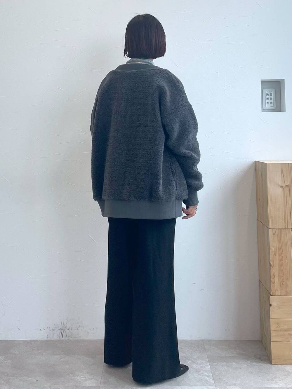 「高身長、リラックス、ベーシック/シンプル、ママコーデ、楽ちんコーデ、高見え、ハンサム、カジュアル、Elura、着痩せ・細見え、サロペット、パンプス、ニット、カーディガン」｜「Eluraのまるで素足バレエシューズ/139074（パンプス、ブラック系）」を使った、eriさん（レディース・167cm）の秋コーディネートの6枚目の写真