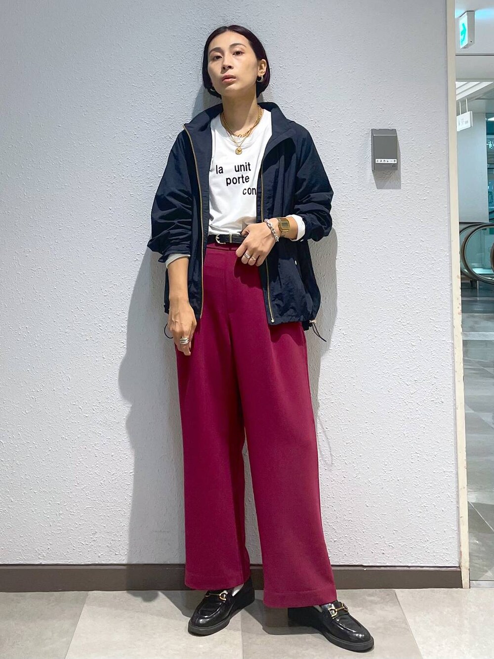 「高見え、高身長、リラックス、ベーシック/シンプル、ママコーデ、楽ちんコーデ、ハンサム、カジュアル、Elura、着痩せ・細見え、ロンT、Tシャツ、マウンテンパーカー、パンツ、ワイドパンツ」｜「Eluraのlaunit ロゴTシャツ/149294（Tシャツ/カットソー、ホワイト系）」を使った、eriさん（レディース・167cm）の秋コーディネートの2枚目の写真
