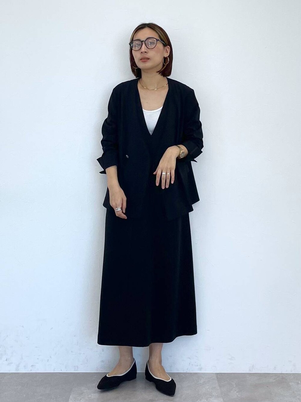 「高身長、リラックス、ベーシック/シンプル、ワンマイル、ママコーデ、楽ちんコーデ、高見え、カジュアル、Elura、着痩せ・細見え、ワンピース、ジャケット、パンプス」｜「Eluraのやわらか屈曲メッシュニットパンプス（パンプス、ブラック系）」を使った、eriさん（レディース・167cm）の春コーディネートの2枚目の写真