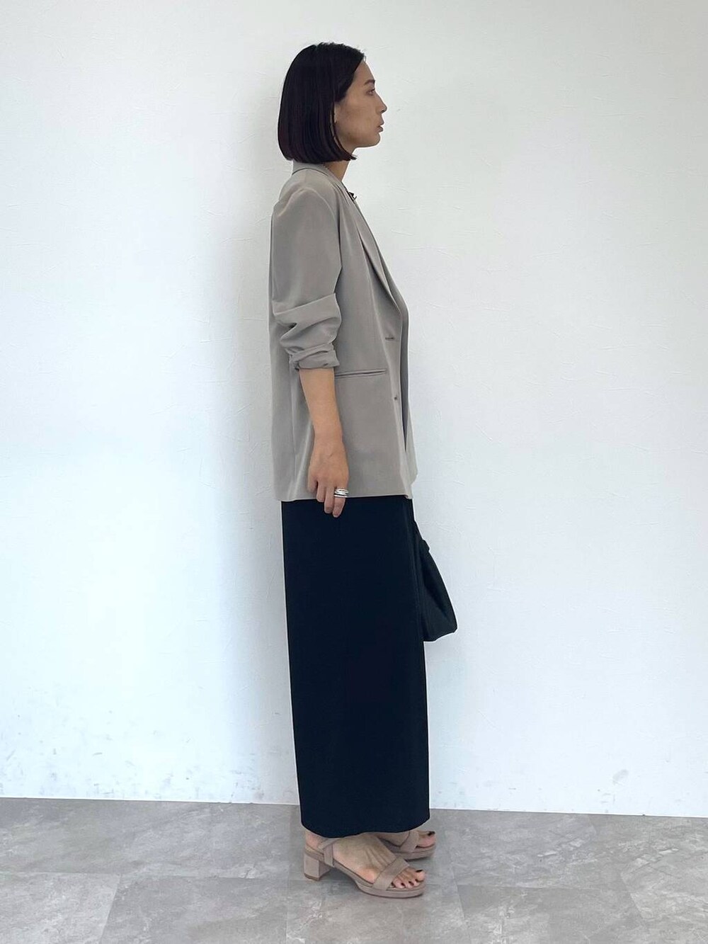 「高身長、リラックス、ベーシック/シンプル、ママコーデ、楽ちんコーデ、高見え、ハンサム、カジュアル、Elura、着痩せ・細見え」｜「EluraのふかふかFITヒールミュール/126047（サンダル、ベージュ系）」を使った、eriさん（レディース・167cm）の秋コーディネートの4枚目の写真