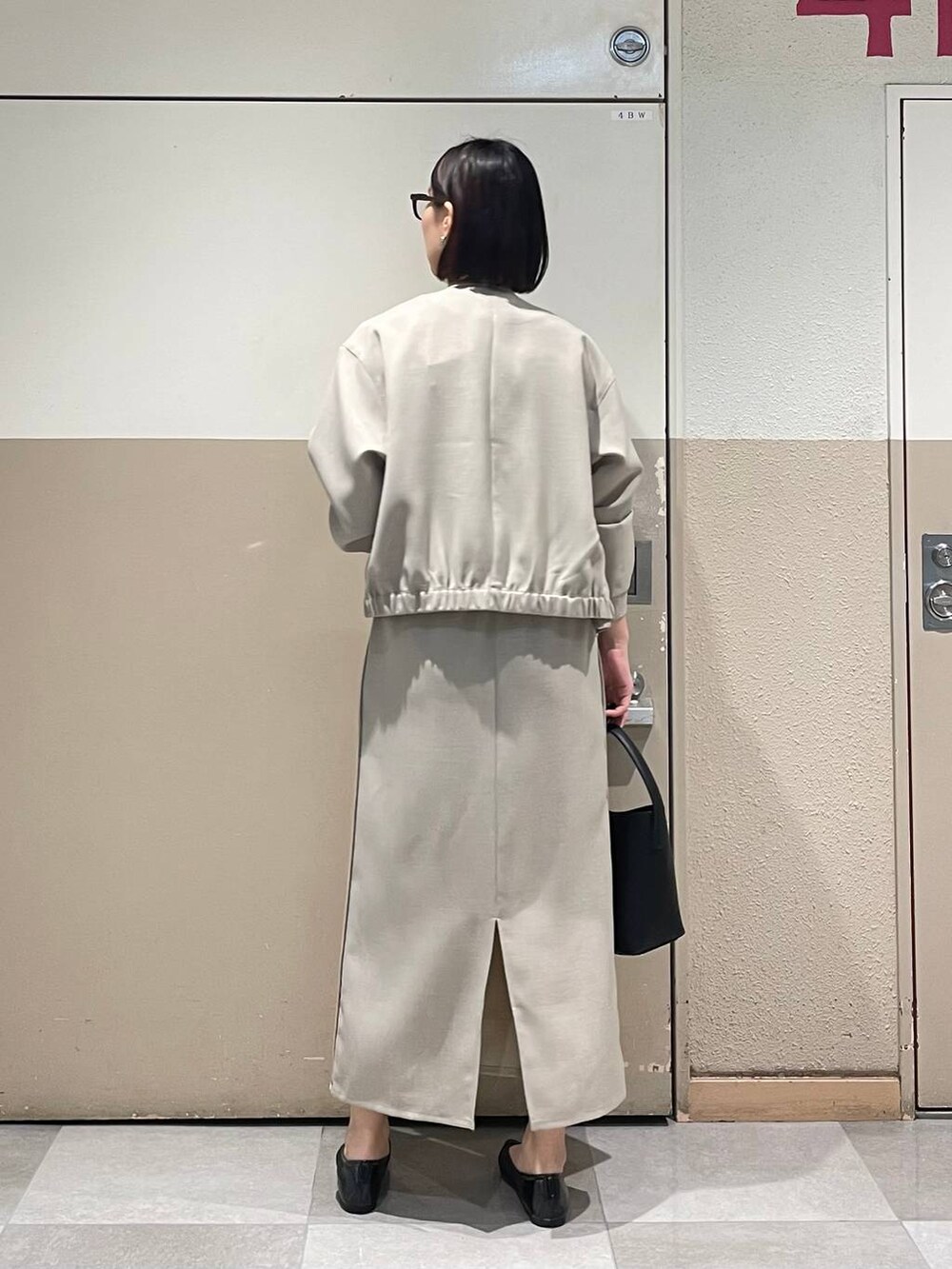 「高身長、リラックス、ベーシック/シンプル、ママコーデ、楽ちんコーデ、高見え、ハンサム、カジュアル、Elura、着痩せ・細見え、セットアップ、ロングスカート、春コーデ、ジャケット、カップ付きインナー」｜「Eluraのミニバケツショルダーバッグ/288727（ハンドバッグ、ブラック系）」を使った、eriさん（レディース・167cm）の春コーディネートの3枚目の写真