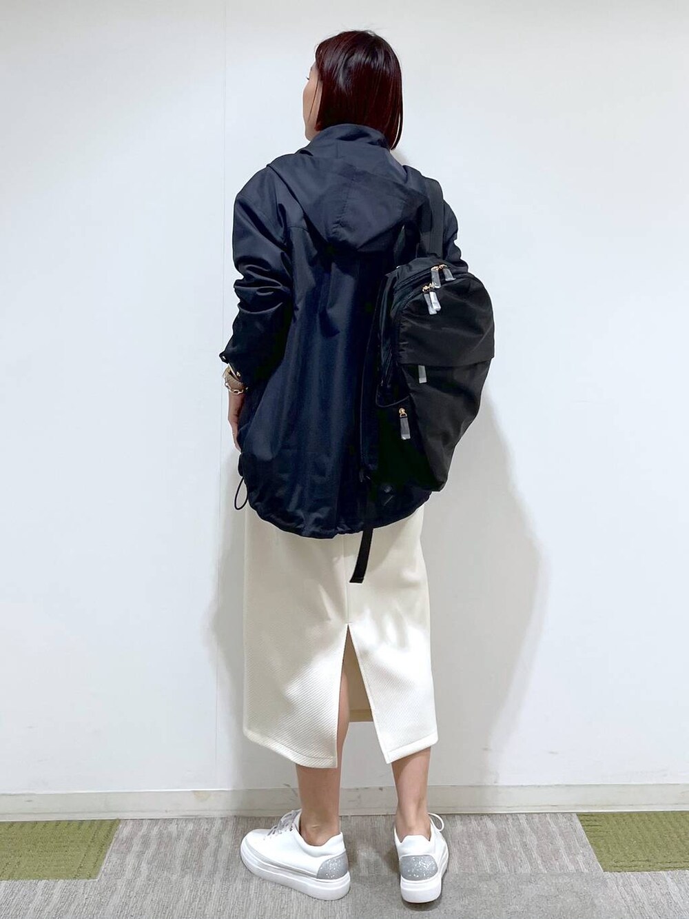 「高身長、リラックス、ベーシック/シンプル、ワンマイル、ママコーデ、楽ちんコーデ、高見え、カジュアル、Elura、着痩せ・細見え、マウンテンパーカー、スウェット、ロングスカート、スニーカー、リュック・バッグ」｜「Eluraのライト裏毛ロゴスウェット／108558（Tシャツ/カットソー、ホワイト系）」を使った、eriさん（レディース・167cm）の春コーディネートの3枚目の写真