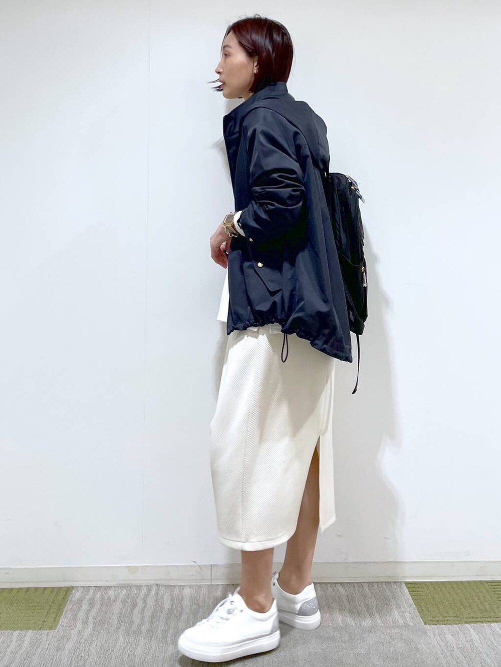 「高身長、リラックス、ベーシック/シンプル、ワンマイル、ママコーデ、楽ちんコーデ、高見え、カジュアル、Elura、着痩せ・細見え、マウンテンパーカー、スウェット、ロングスカート、スニーカー、リュック・バッグ」｜「Eluraのライト裏毛ロゴスウェット／108558（Tシャツ/カットソー、ホワイト系）」を使った、eriさん（レディース・167cm）の春コーディネートの2枚目の写真