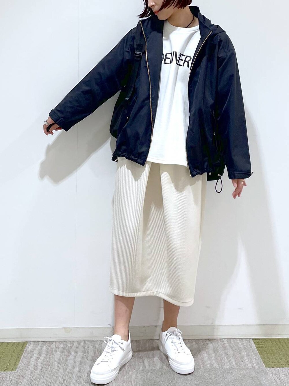 「高身長、リラックス、ベーシック/シンプル、ワンマイル、ママコーデ、楽ちんコーデ、高見え、カジュアル、Elura、着痩せ・細見え、マウンテンパーカー、スウェット、ロングスカート、スニーカー、リュック・バッグ」｜「Eluraのライト裏毛ロゴスウェット／108558（Tシャツ/カットソー、ホワイト系）」を使った、eriさん（レディース・167cm）の春コーディネートの4枚目の写真