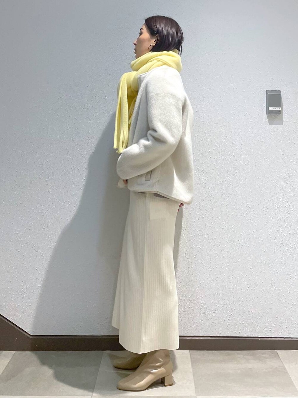 「高身長、リラックス、ベーシック/シンプル、ママコーデ、楽ちんコーデ、高見え、ハンサム、カジュアル、Elura、着痩せ・細見え、スカート、ニット、ブーツ、アウター」｜「EluraのラメVニット/133688（ニット/セーター、グレー系）」を使った、eriさん（レディース・167cm）の冬コーディネートの2枚目の写真