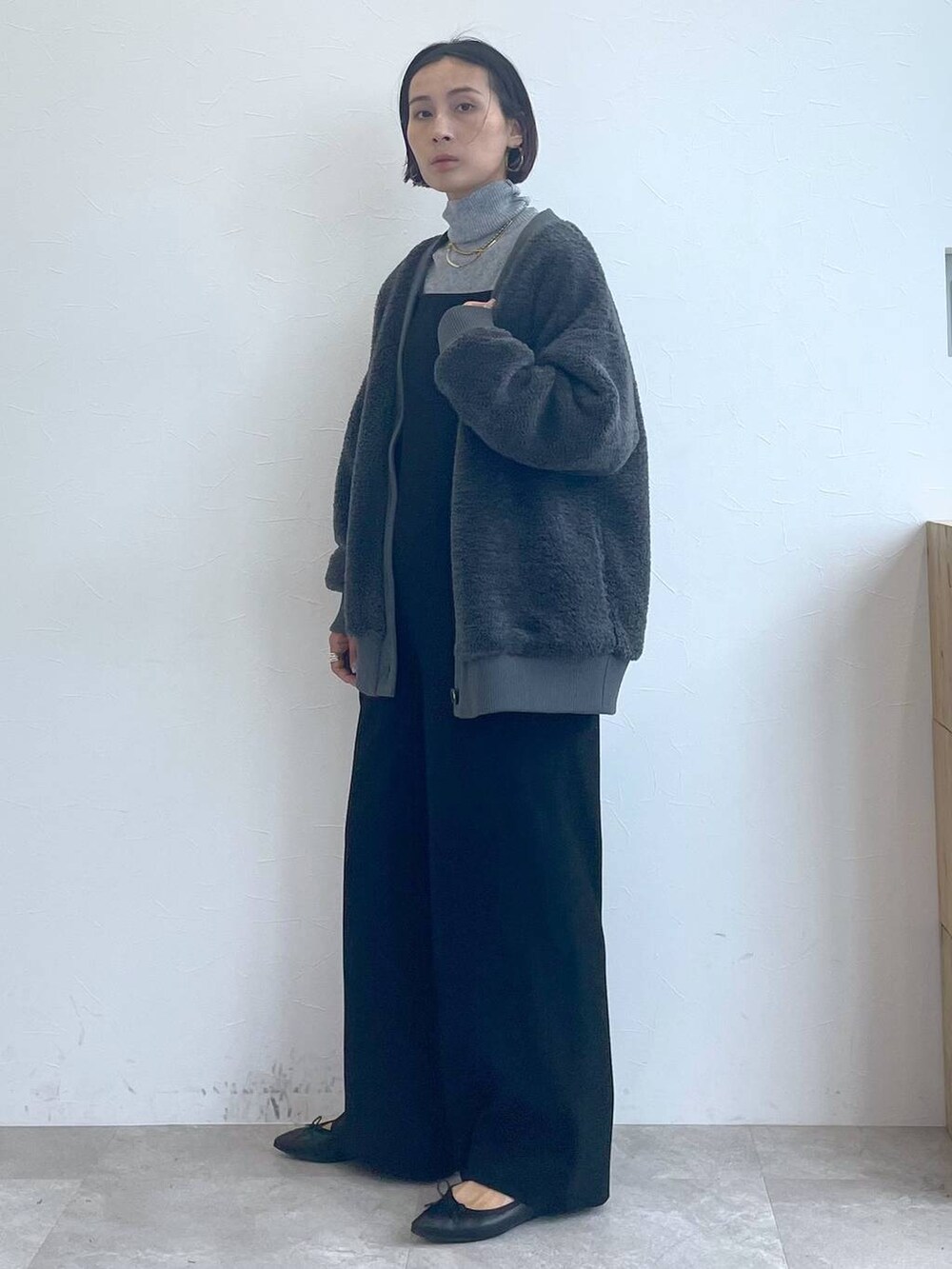 「高身長、リラックス、ベーシック/シンプル、ママコーデ、楽ちんコーデ、高見え、ハンサム、カジュアル、Elura、着痩せ・細見え、サロペット、パンプス、ニット、カーディガン」｜「Eluraのまるで素足バレエシューズ/139074（パンプス、ブラック系）」を使った、eriさん（レディース・167cm）の秋コーディネートの2枚目の写真