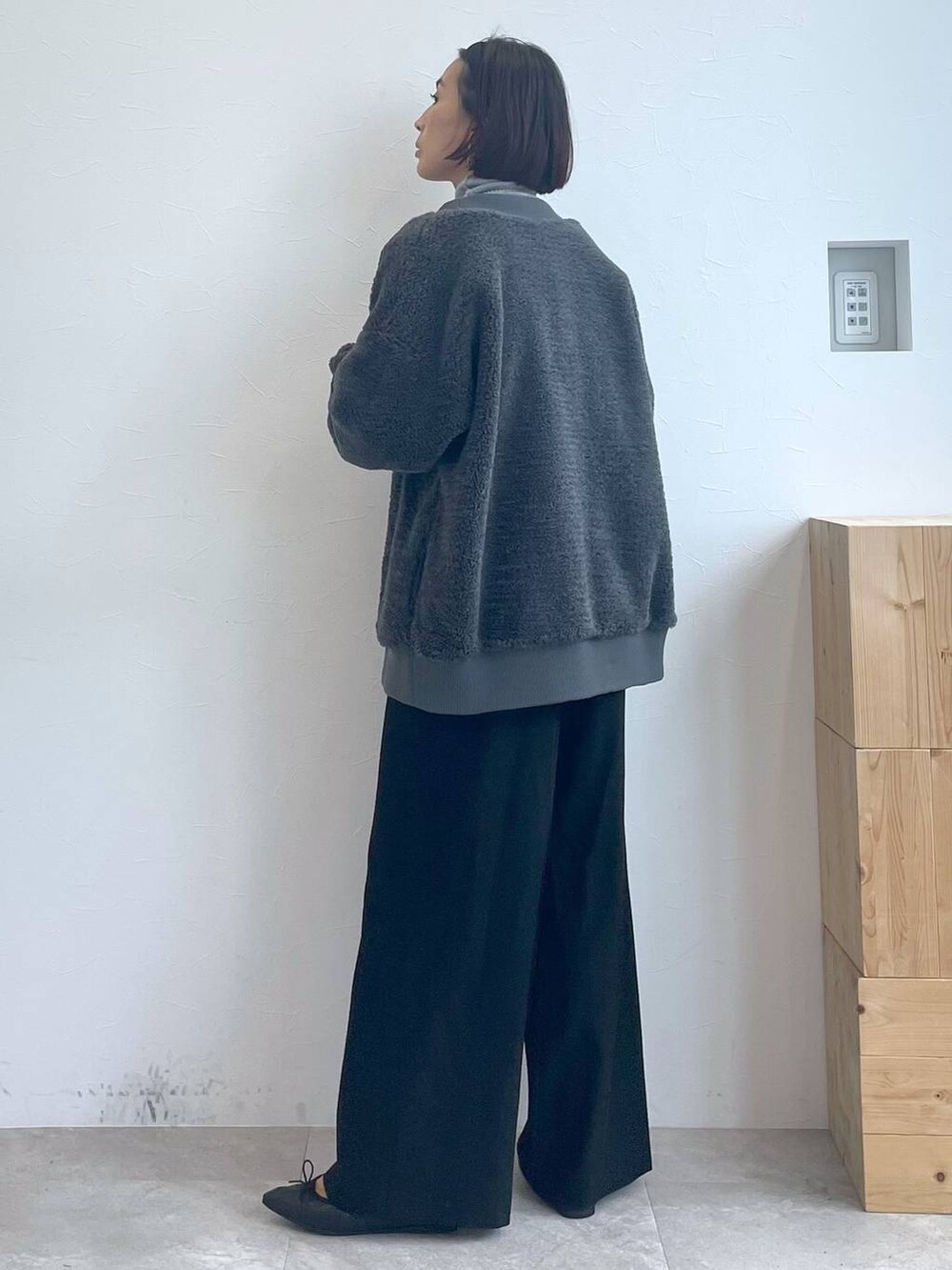 「高身長、リラックス、ベーシック/シンプル、ママコーデ、楽ちんコーデ、高見え、ハンサム、カジュアル、Elura、着痩せ・細見え、サロペット、パンプス、ニット、カーディガン」｜「Eluraのまるで素足バレエシューズ/139074（パンプス、ブラック系）」を使った、eriさん（レディース・167cm）の秋コーディネートの5枚目の写真