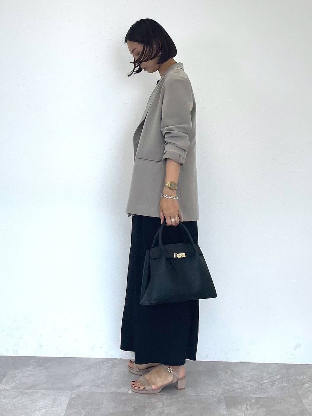 「高身長、リラックス、ベーシック/シンプル、ママコーデ、楽ちんコーデ、高見え、ハンサム、カジュアル、Elura、着痩せ・細見え」｜「EluraのふかふかFITヒールミュール/126047（サンダル、ベージュ系）」を使った、eriさん（レディース・167cm）の秋コーディネートの2枚目の写真