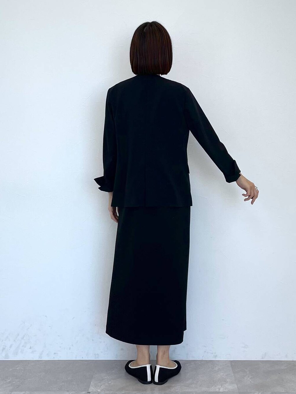 「高身長、リラックス、ベーシック/シンプル、ワンマイル、ママコーデ、楽ちんコーデ、高見え、カジュアル、Elura、着痩せ・細見え、ワンピース、ジャケット、パンプス」｜「Eluraのやわらか屈曲メッシュニットパンプス（パンプス、ブラック系）」を使った、eriさん（レディース・167cm）の春コーディネートの4枚目の写真