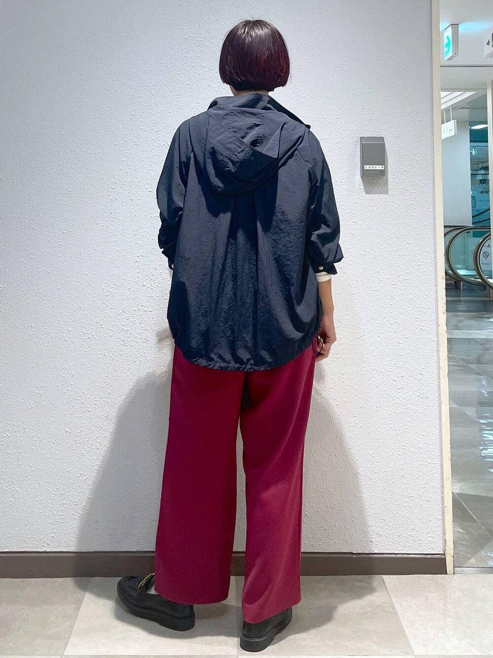 「高見え、高身長、リラックス、ベーシック/シンプル、ママコーデ、楽ちんコーデ、ハンサム、カジュアル、Elura、着痩せ・細見え、ロンT、Tシャツ、マウンテンパーカー、パンツ、ワイドパンツ」｜「Eluraのlaunit ロゴTシャツ/149294（Tシャツ/カットソー、ホワイト系）」を使った、eriさん（レディース・167cm）の秋コーディネートの4枚目の写真
