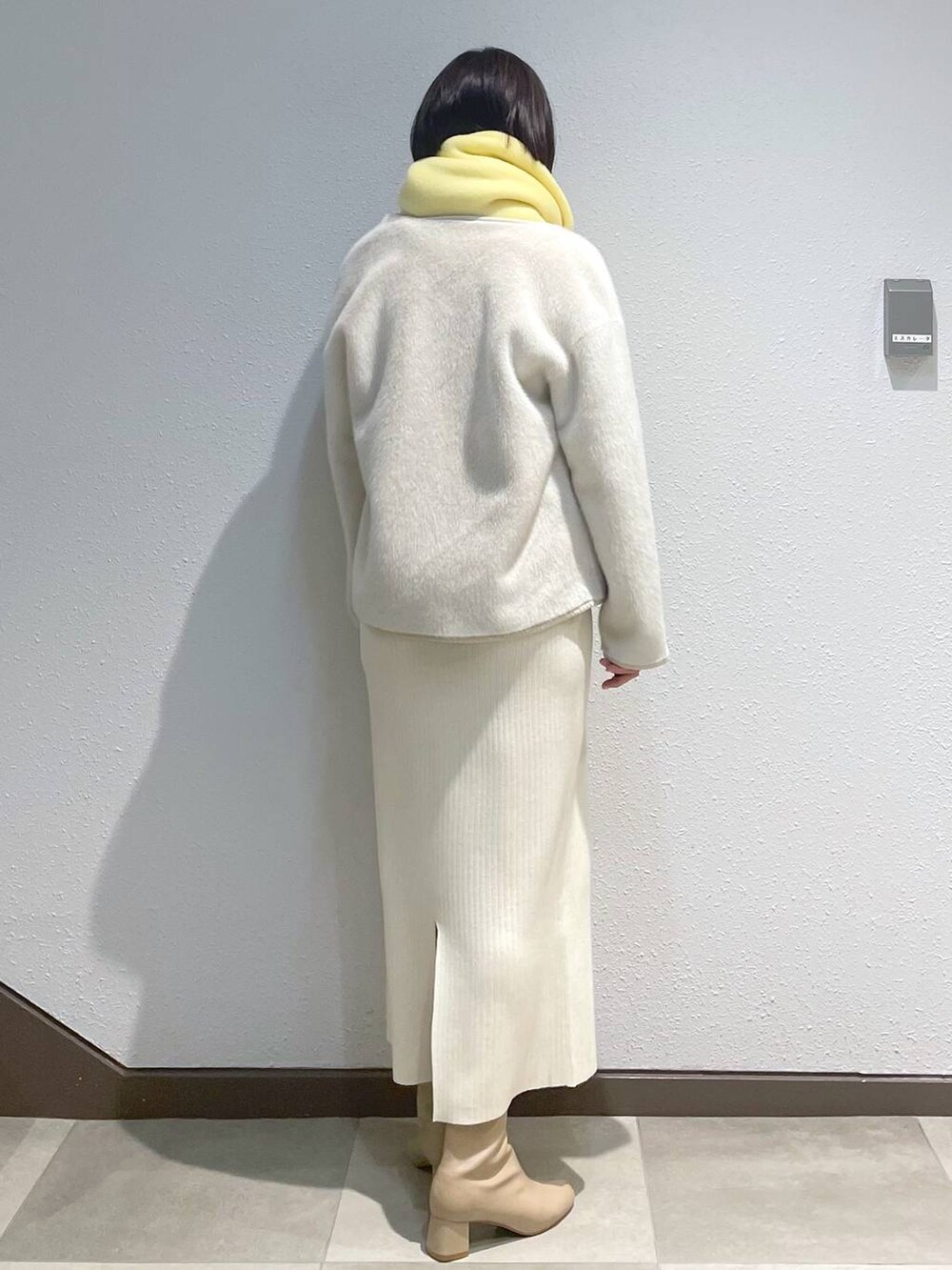 「高身長、リラックス、ベーシック/シンプル、ママコーデ、楽ちんコーデ、高見え、ハンサム、カジュアル、Elura、着痩せ・細見え、スカート、ニット、ブーツ、アウター」｜「EluraのラメVニット/133688（ニット/セーター、グレー系）」を使った、eriさん（レディース・167cm）の冬コーディネートの4枚目の写真