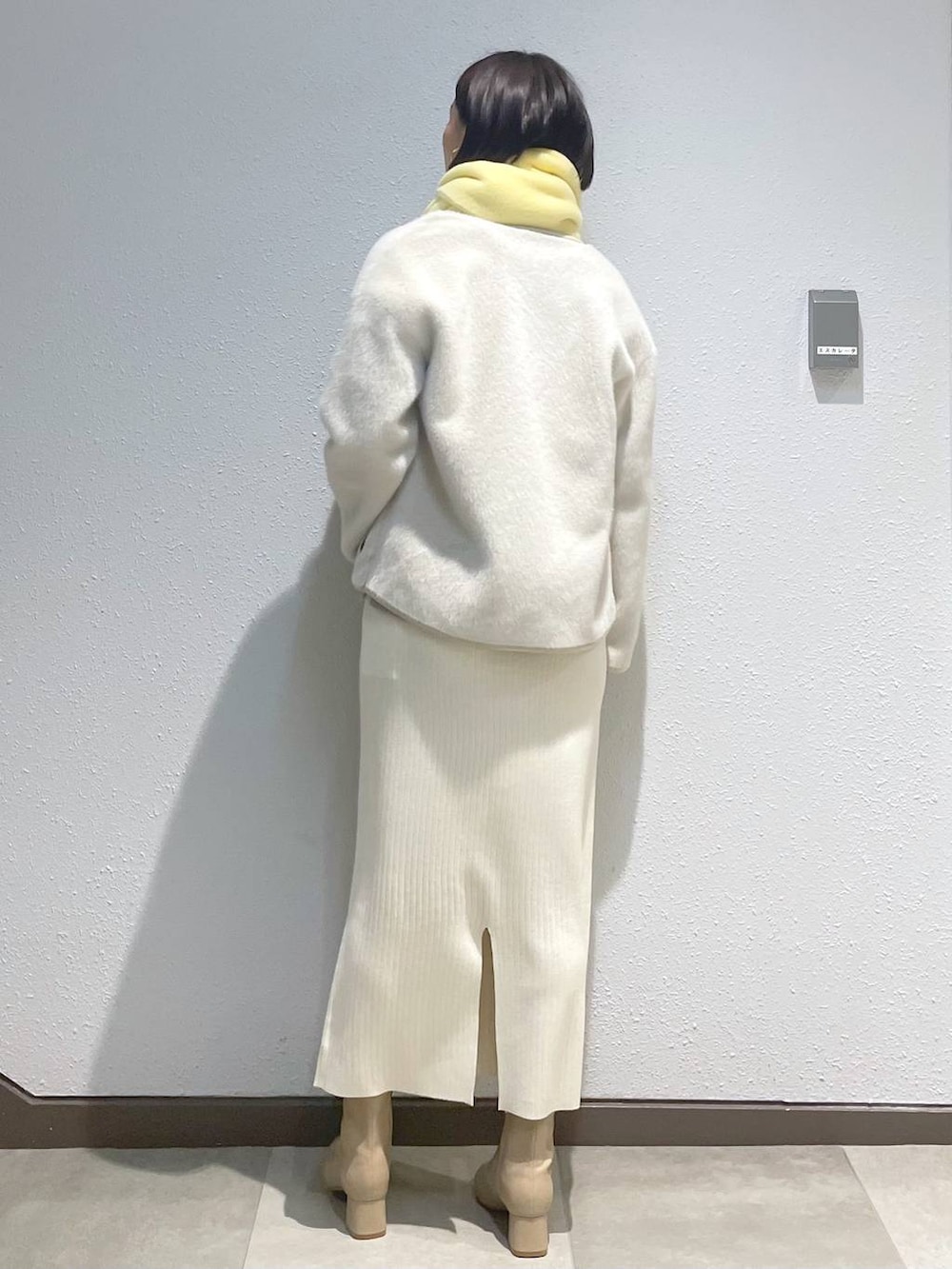 「高身長、リラックス、ベーシック/シンプル、ママコーデ、楽ちんコーデ、高見え、ハンサム、カジュアル、Elura、着痩せ・細見え、スカート、ニット、ブーツ、アウター」｜「EluraのラメVニット/133688（ニット/セーター、グレー系）」を使った、eriさん（レディース・167cm）の冬コーディネートの3枚目の写真