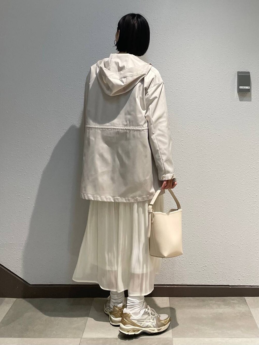「高身長、リラックス、ベーシック/シンプル、ママコーデ、楽ちんコーデ、高見え、ハンサム、カジュアル、Elura、着痩せ・細見え、マウンテンパーカー、スカート、ニット、ハンドバッグ」｜「Eluraのサテン楊柳プリーツスカート＜低身長サイズあり＞/252085（スカート、ホワイト系）」を使った、eriさん（レディース・167cm）の春コーディネートの3枚目の写真